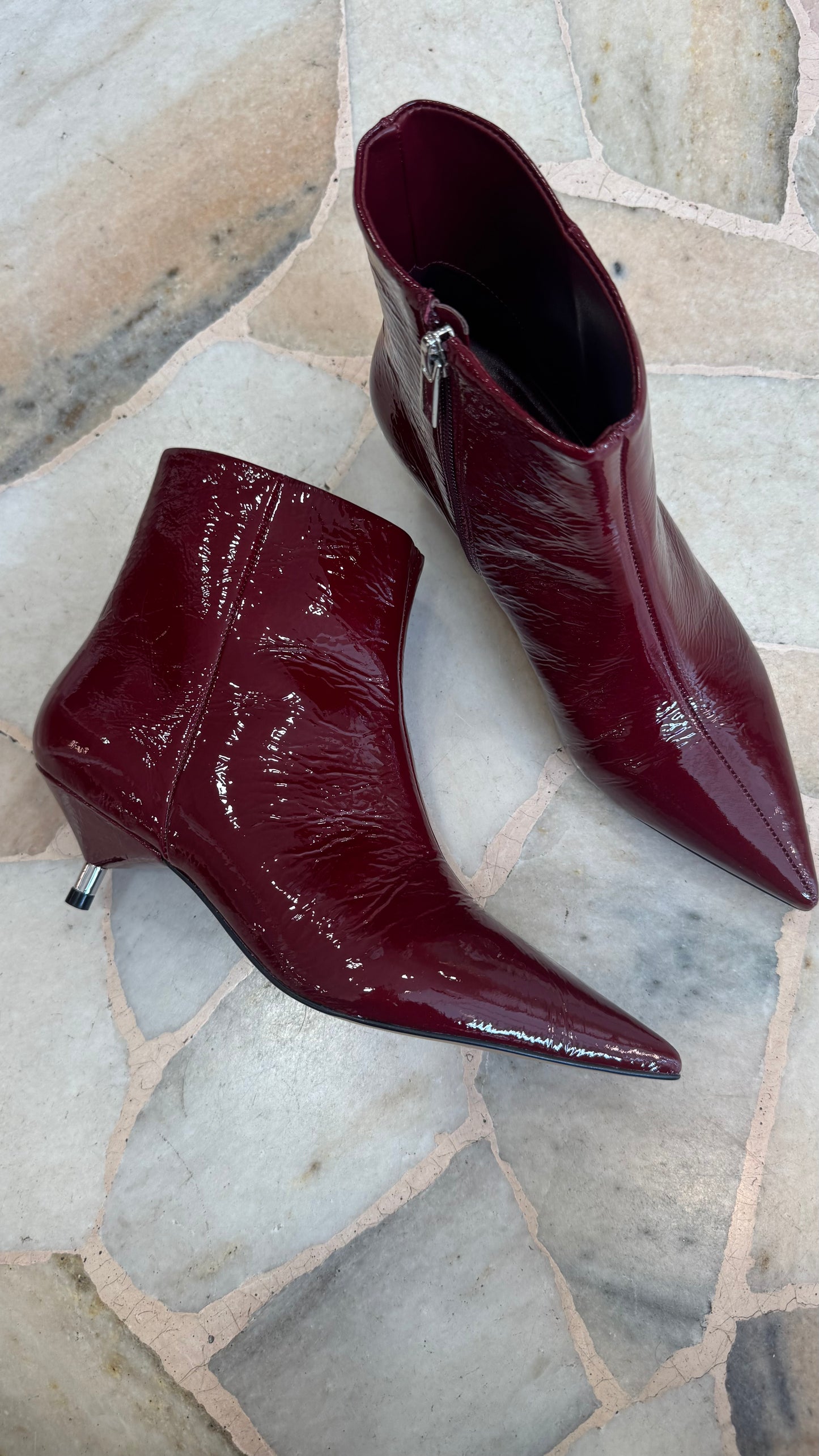 Stivaletto bordeaux in vernice tacco kitten