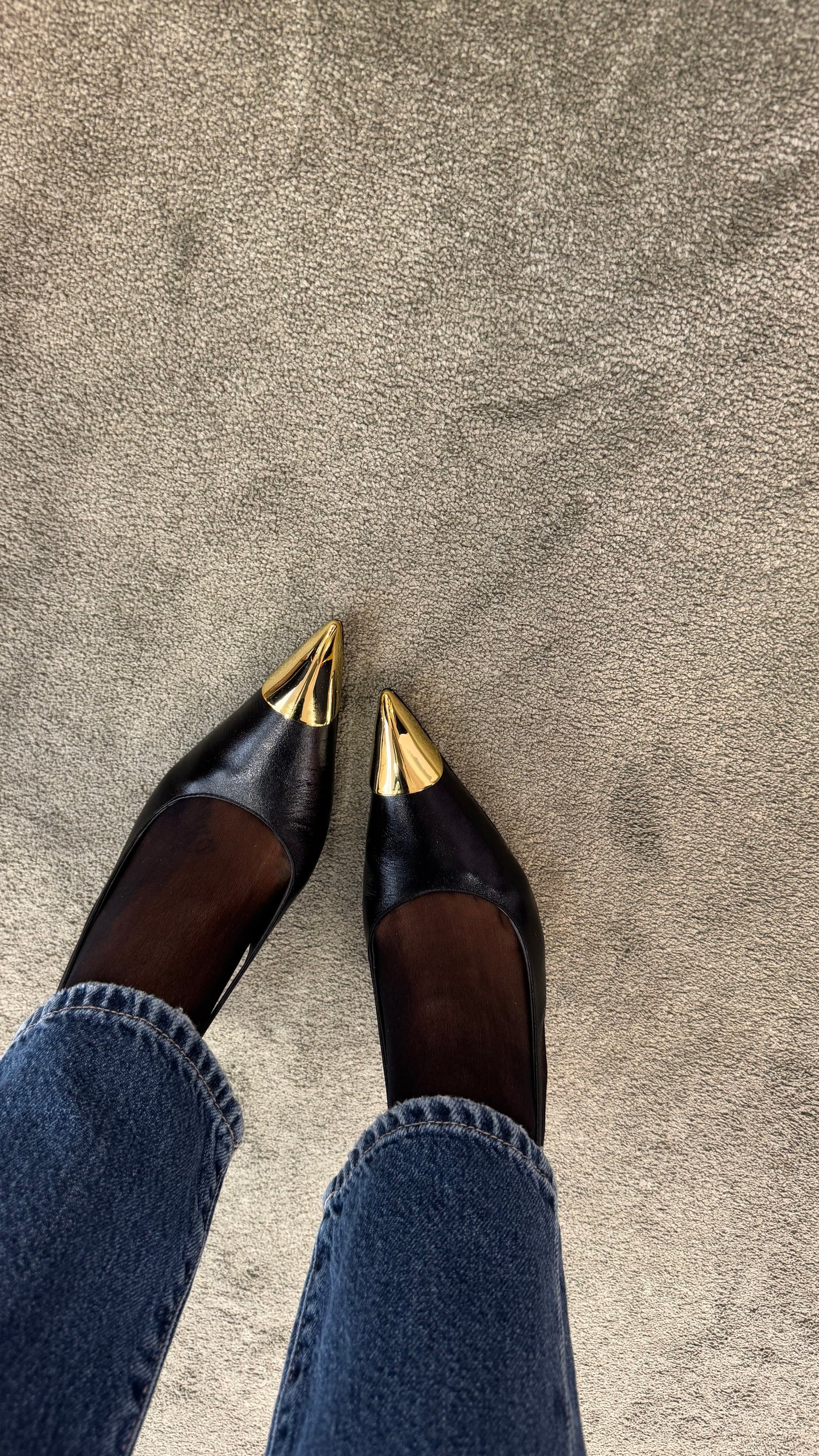 Slingback nera con punta e tacco oro