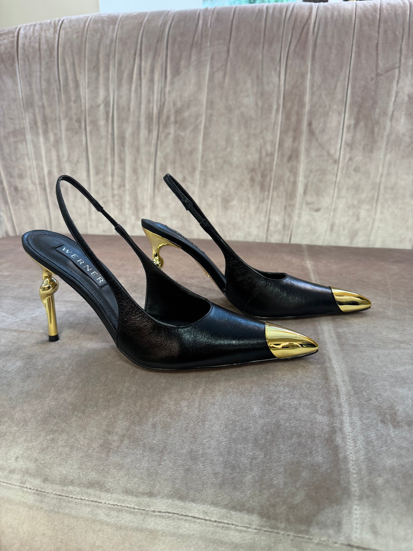 Slingback nera con punta e tacco oro