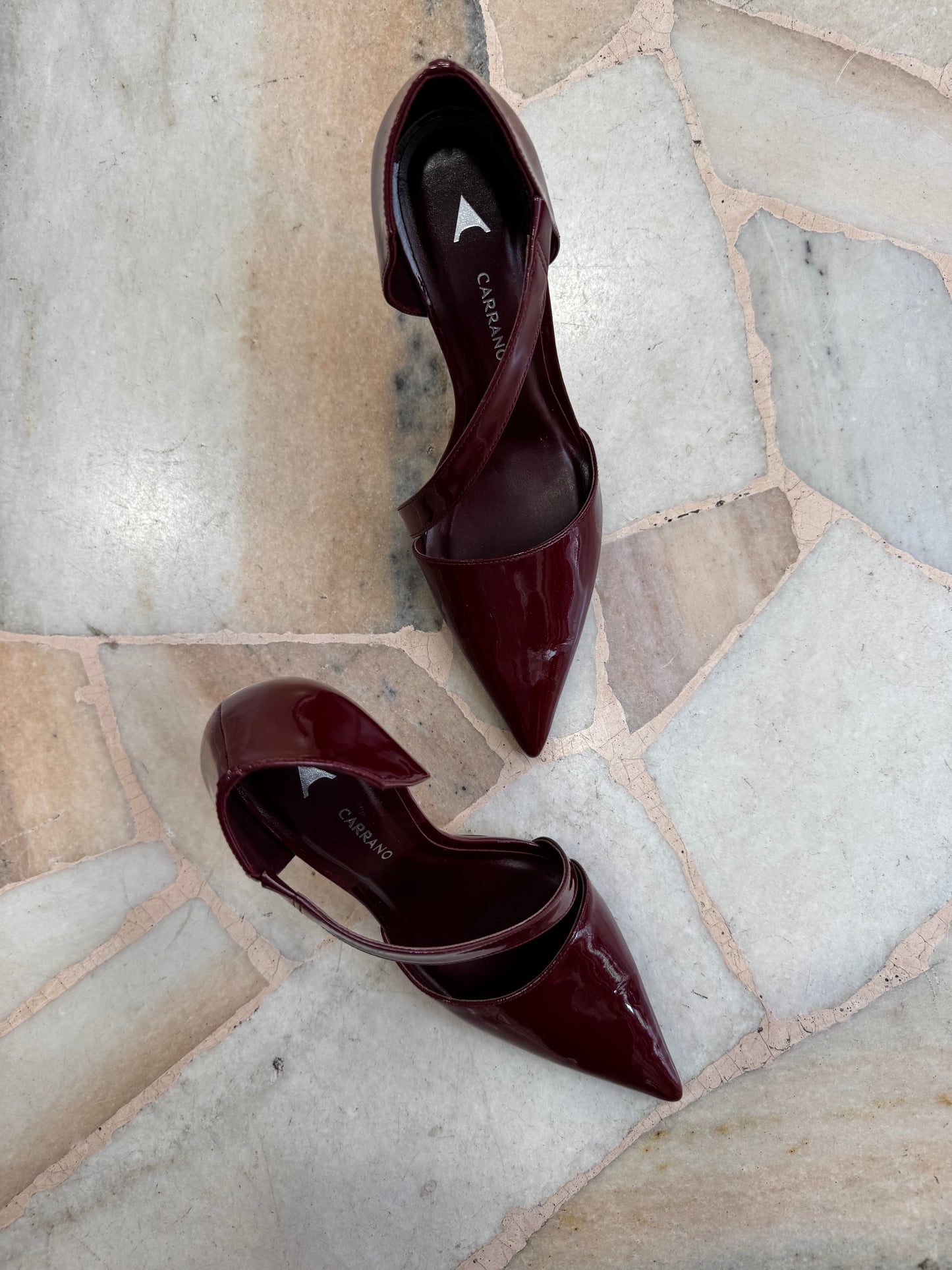 Décolleté bordeaux in vernice con listino
