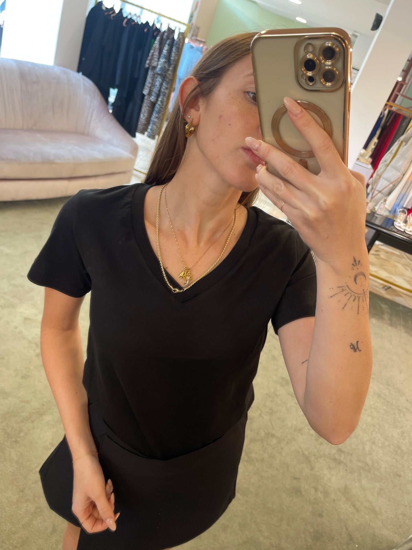 T-shirt nera scollo a v sy