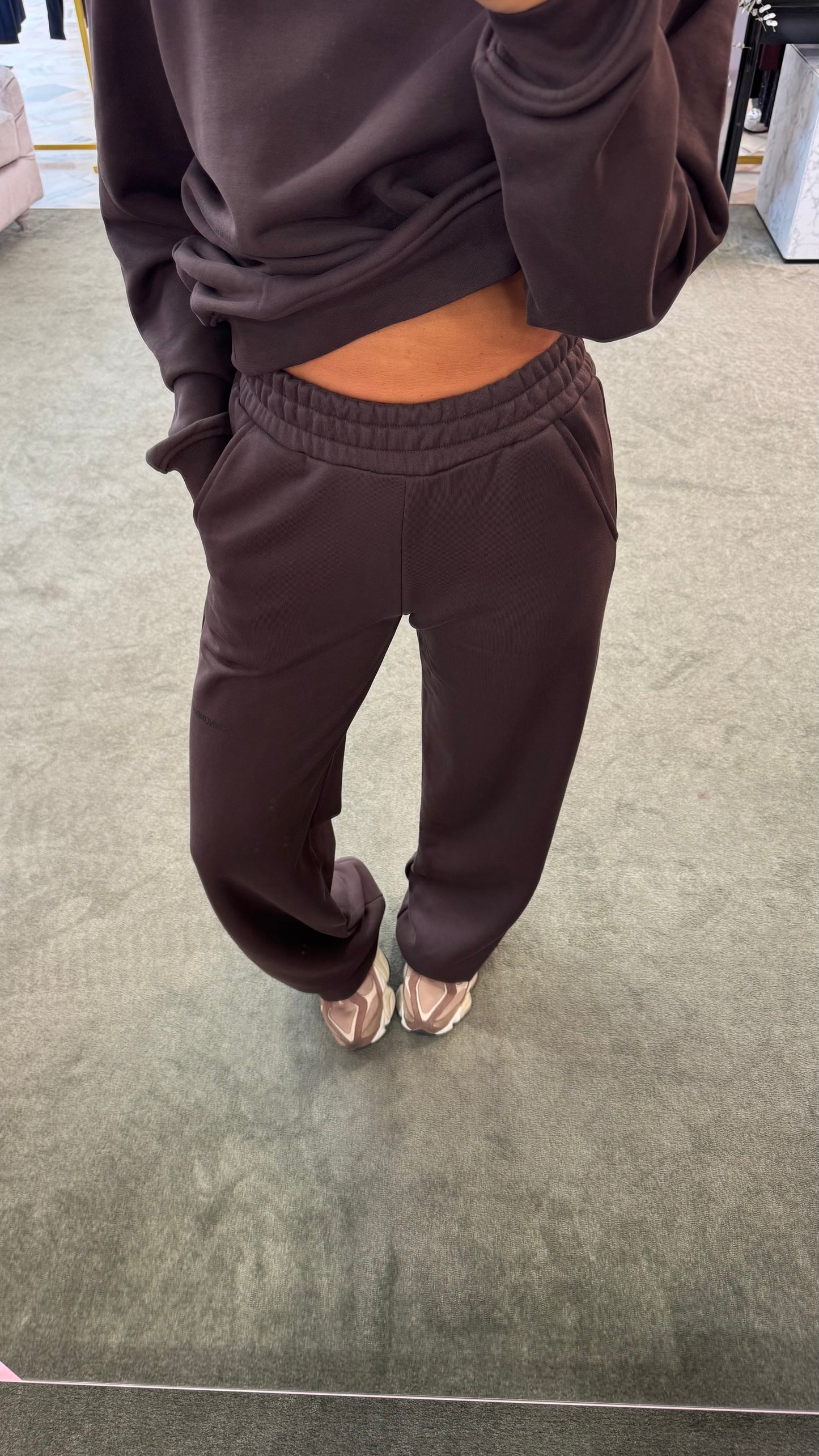 Joggers marrone testa di moro a palazzo Hinnominate
