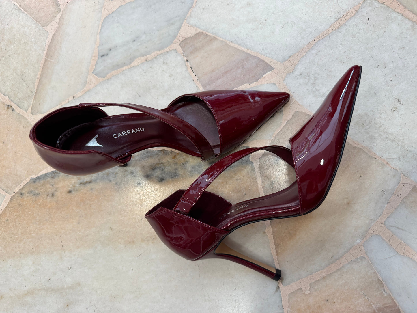 Décolleté bordeaux in vernice con listino