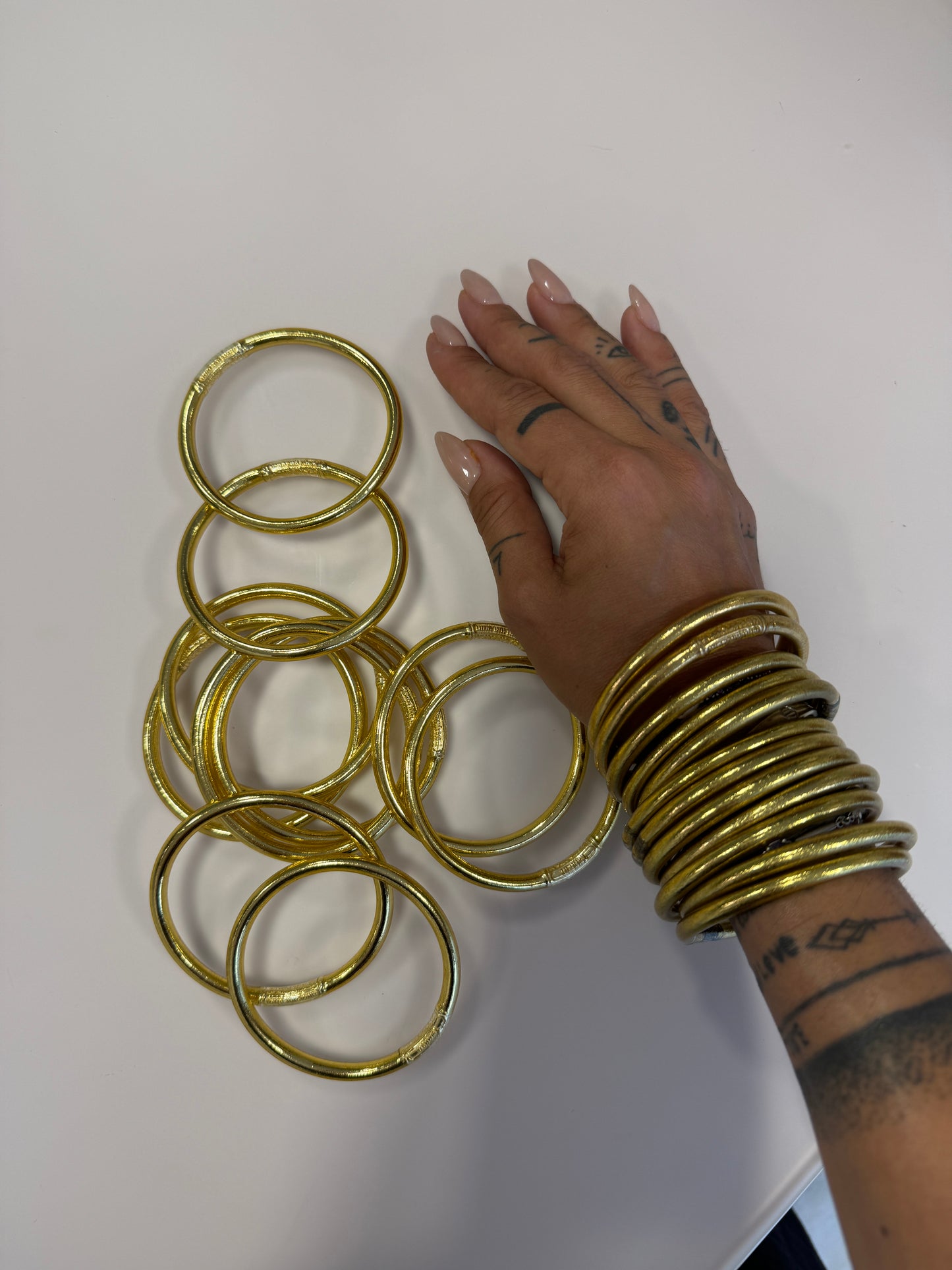 Bracciale bangles oro in gomma della Manu