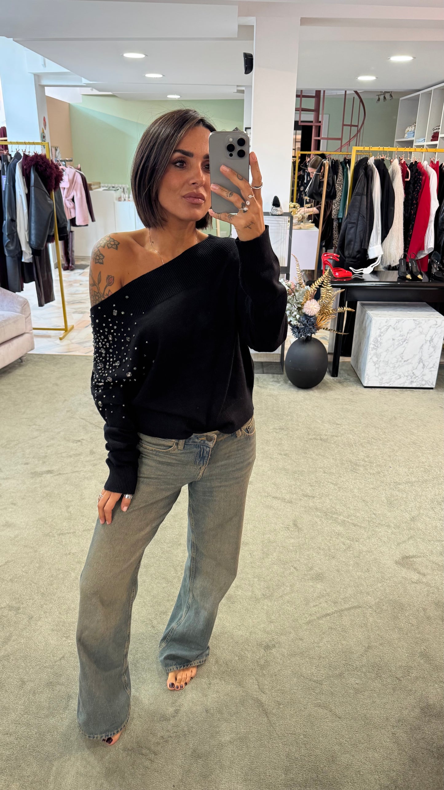Maglione nero con pietre scollo a barchetta bj