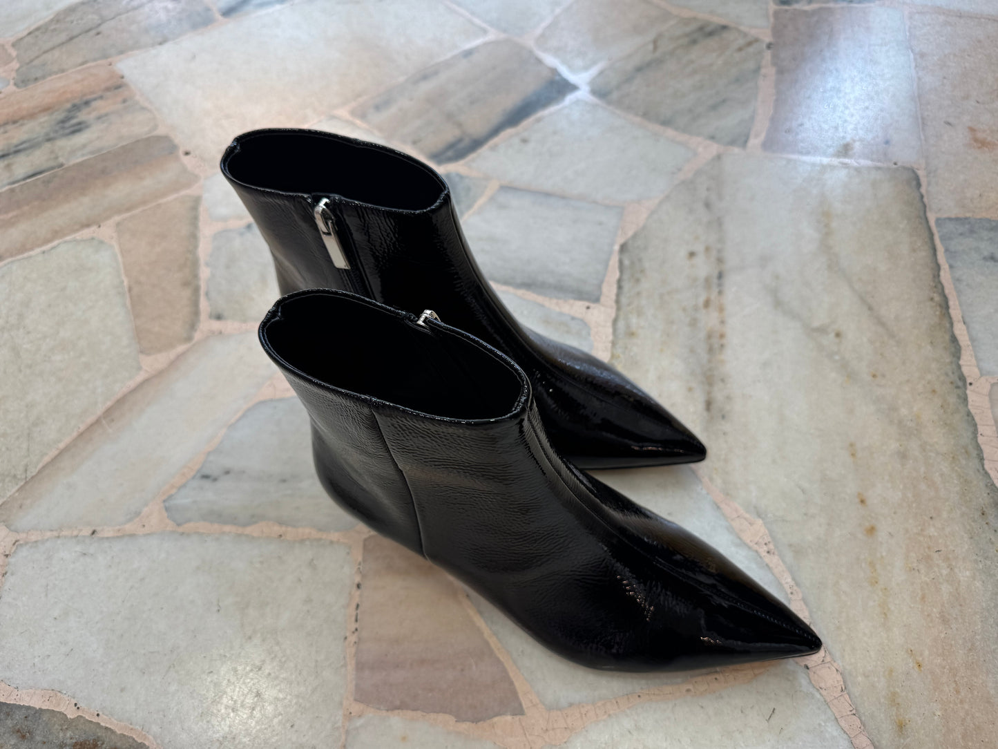 Stivaletto nero in vernice tacco kitten