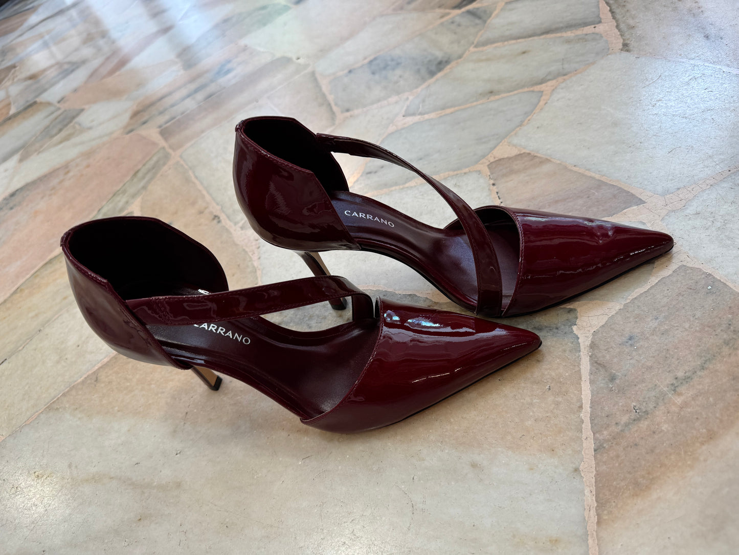 Décolleté bordeaux in vernice con listino