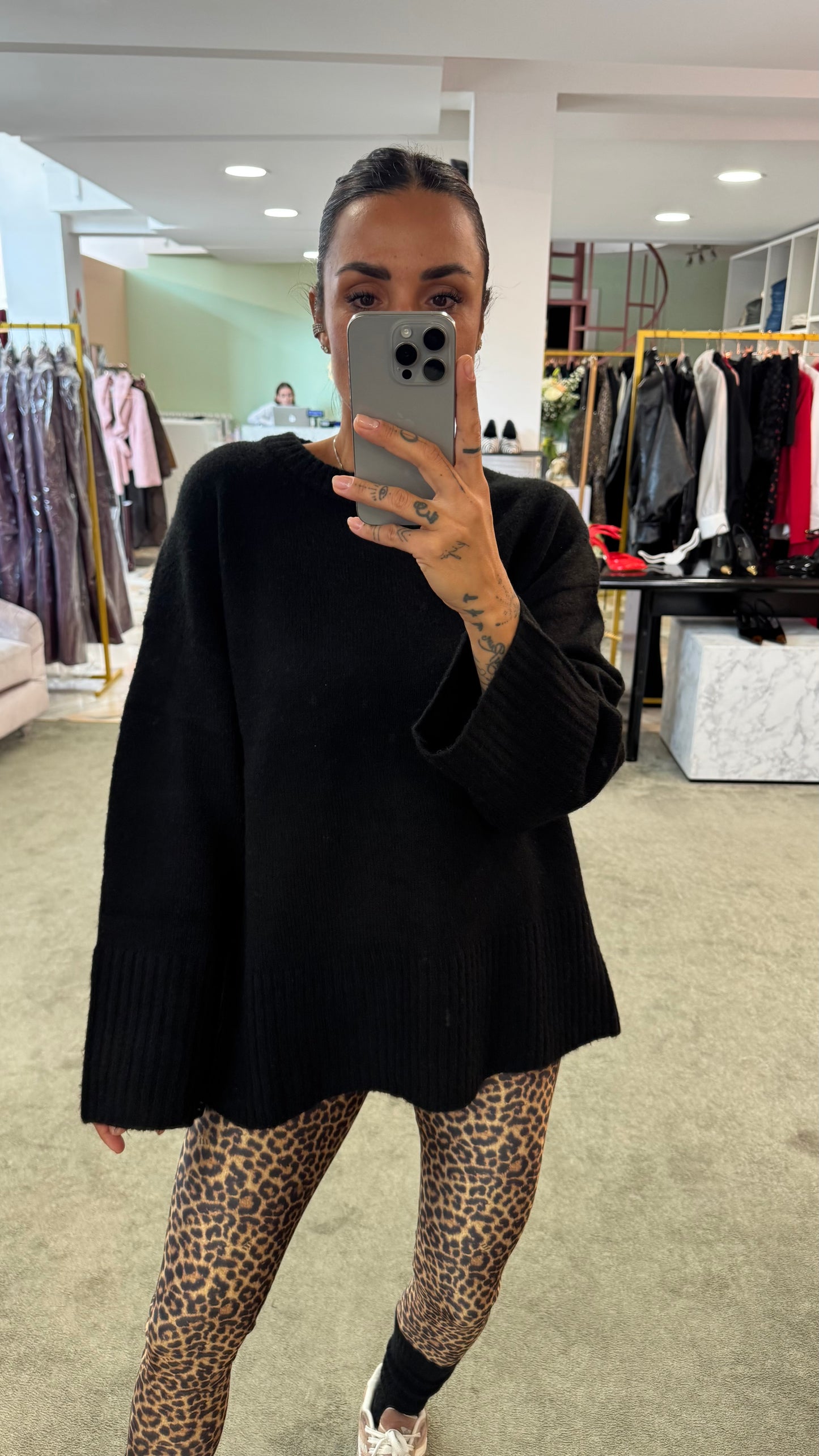Maglione nero girocollo spacco dietro jx