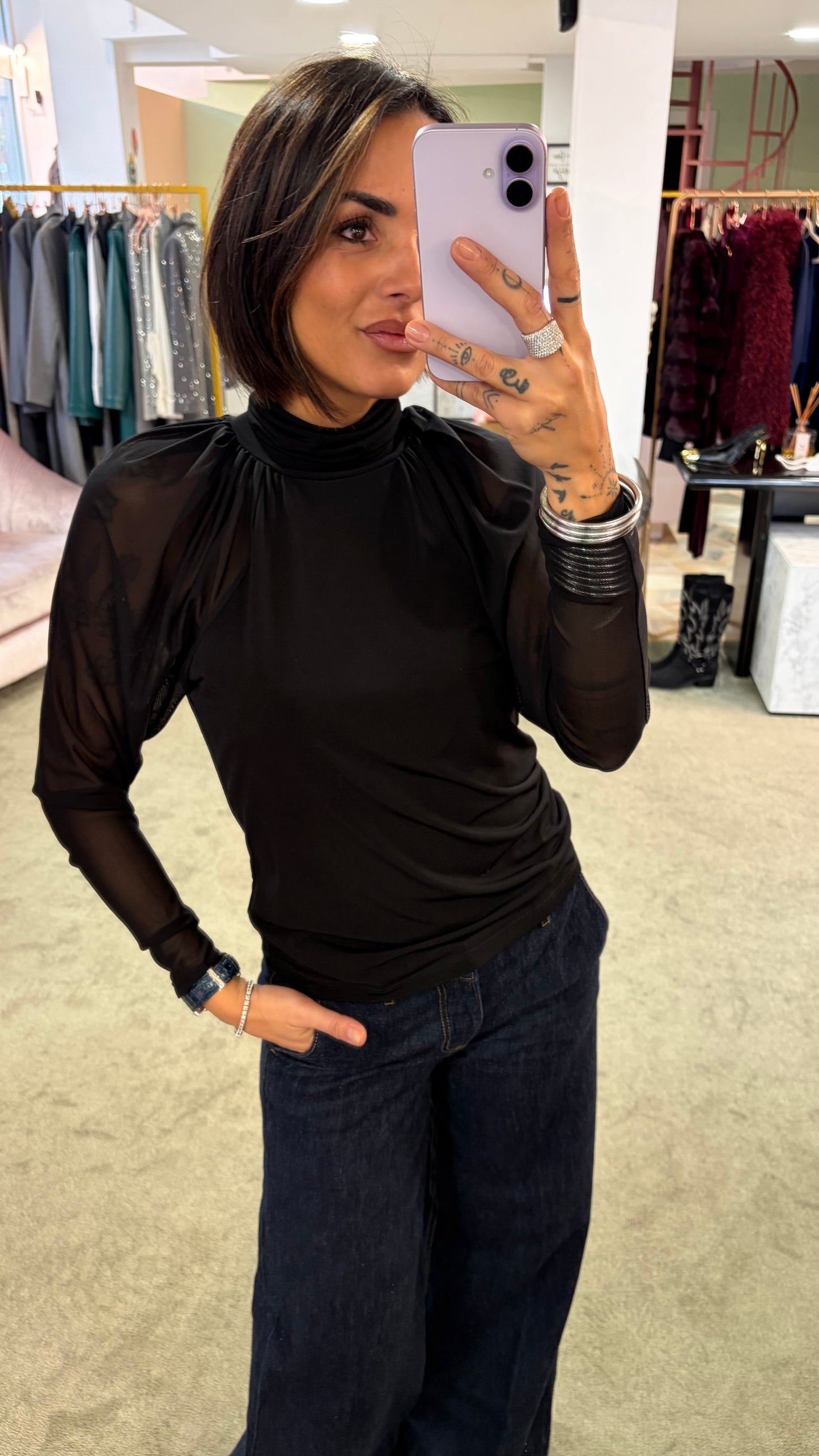 Lupetto nero con maniche a palloncino in tulle mq