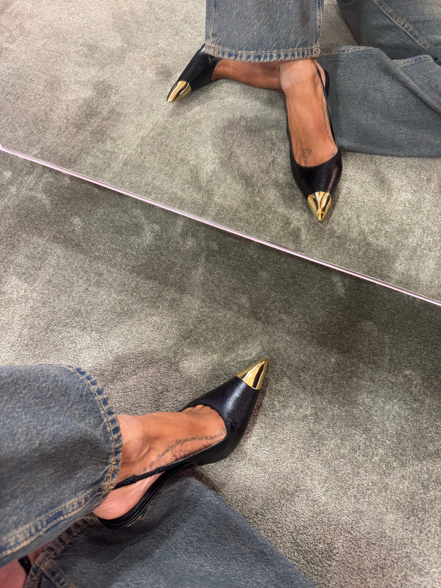 Slingback nera con punta e tacco oro