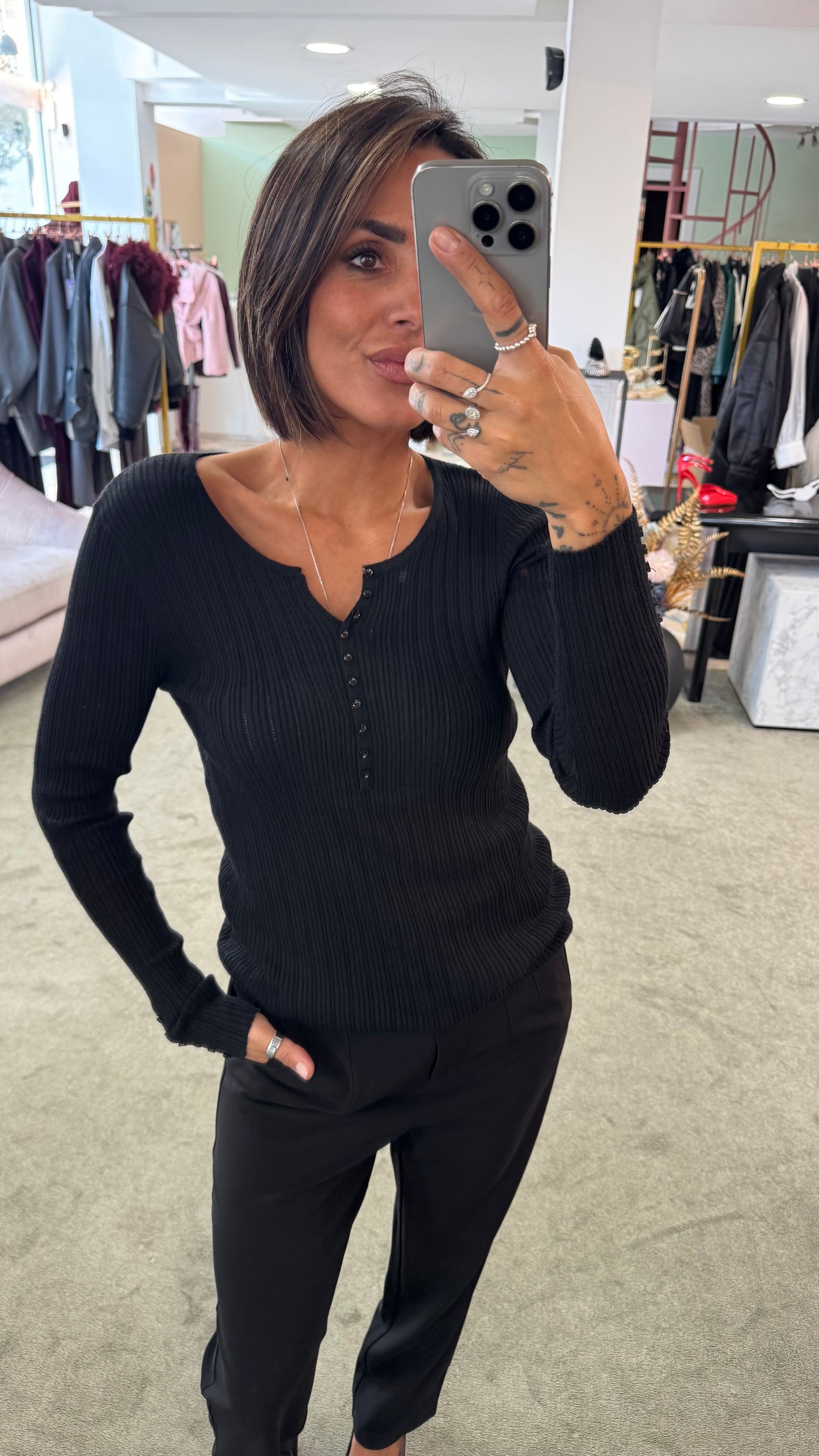 Maglia nera a costine con bottoncini bj