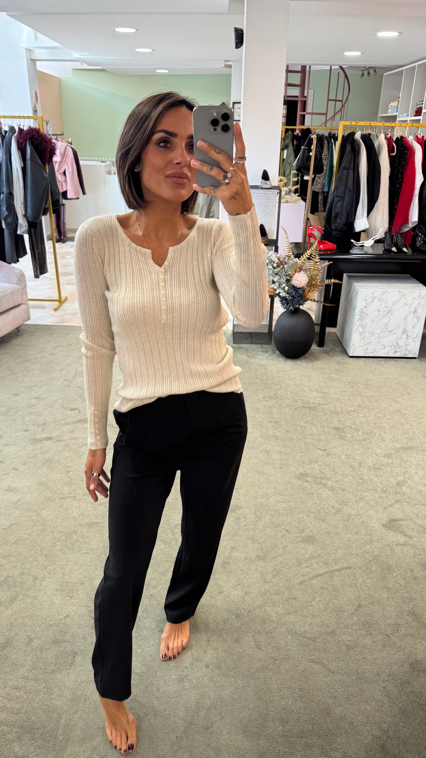 Maglia beige sabbia a costine con bottoncini bj