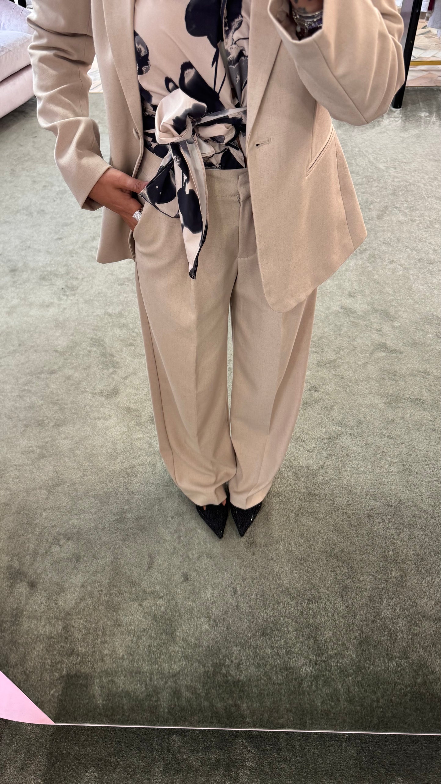 Pantaloni beige melange in lino con pences wide leg jx
