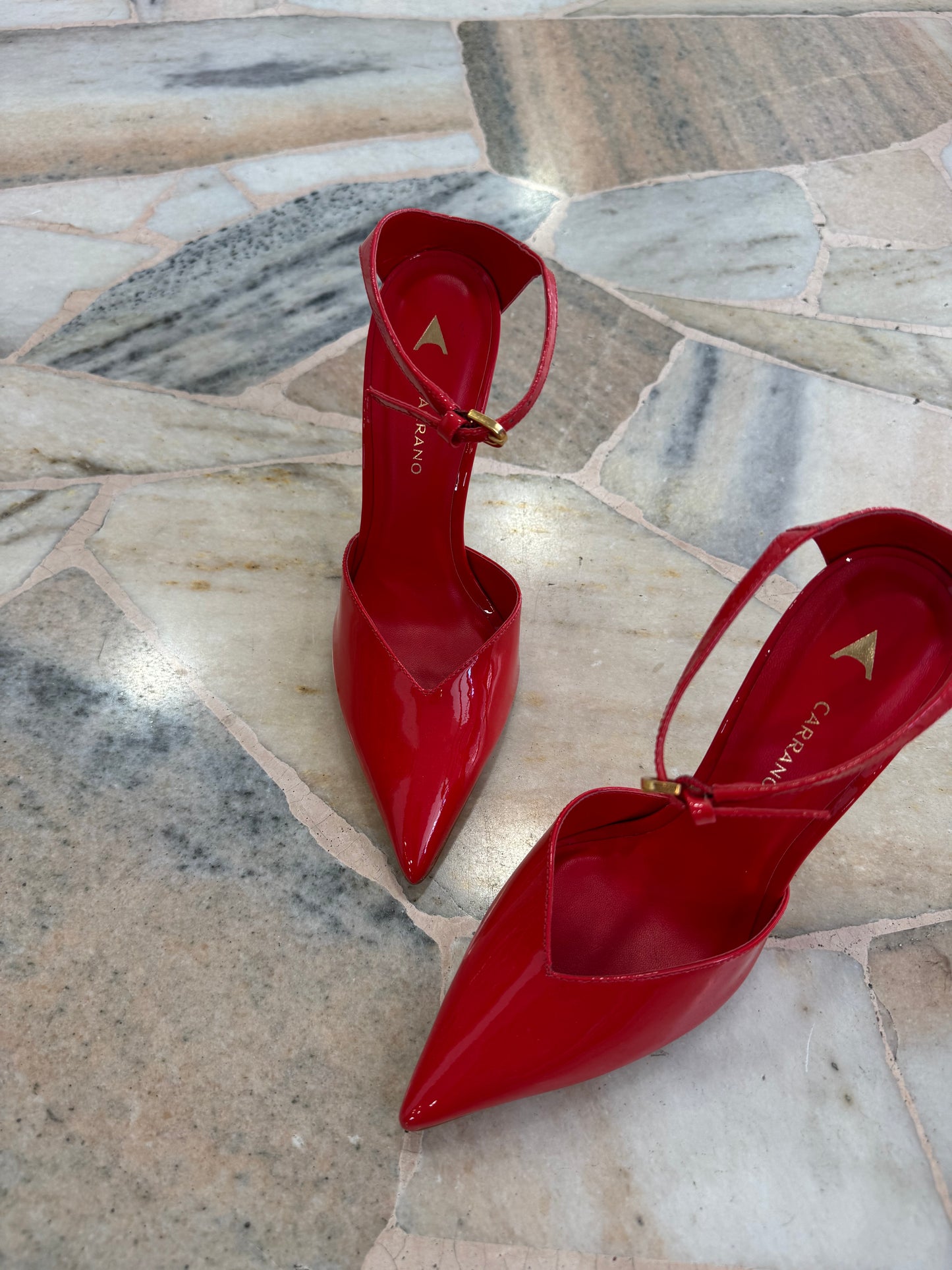 Décolleté rosse in vernice con cinturino