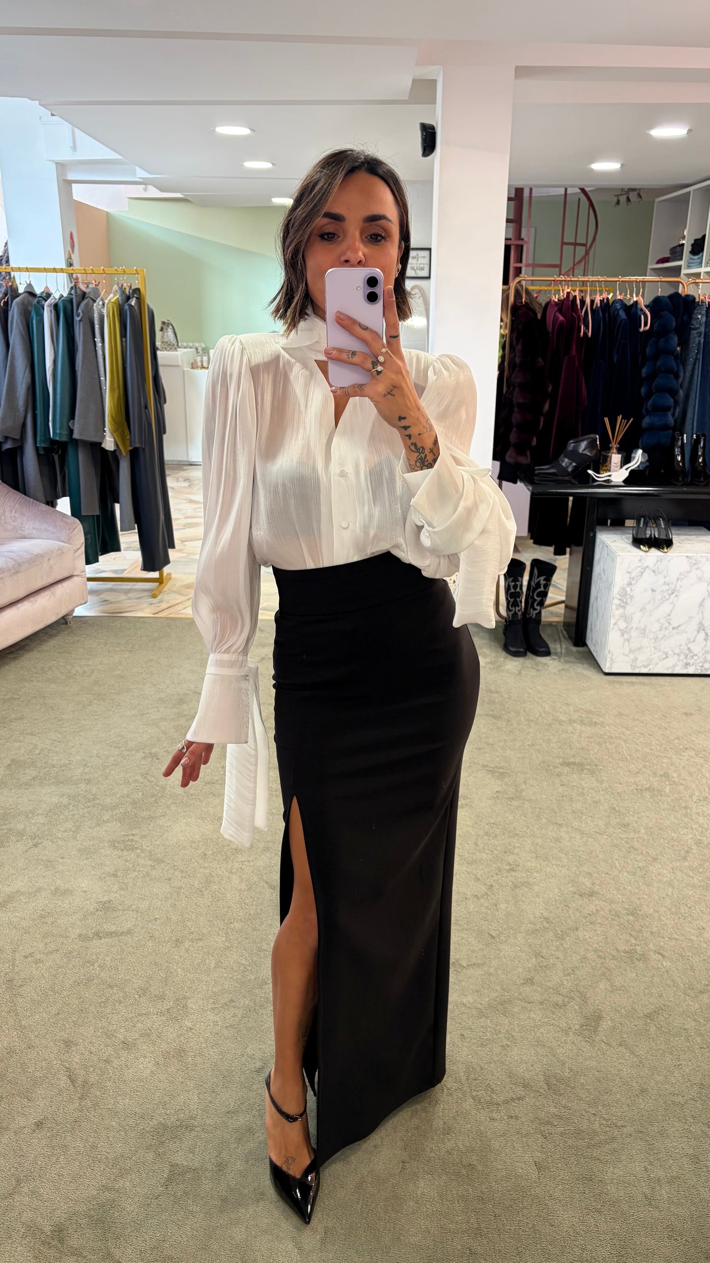 Camicia bianca scollo a v con bottoncini e sciarpina Actualee