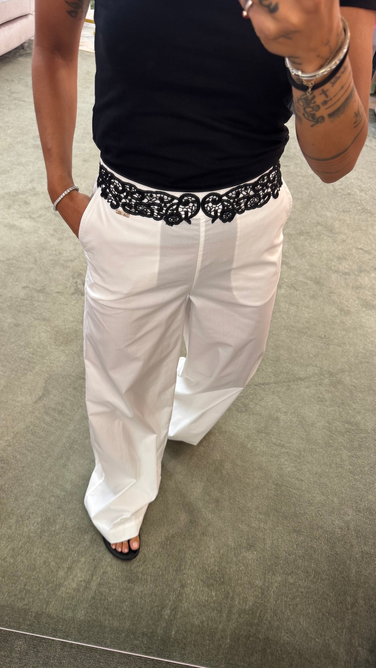Pantaloni bianchi a palazzo con dettaglio pizzo nero fr