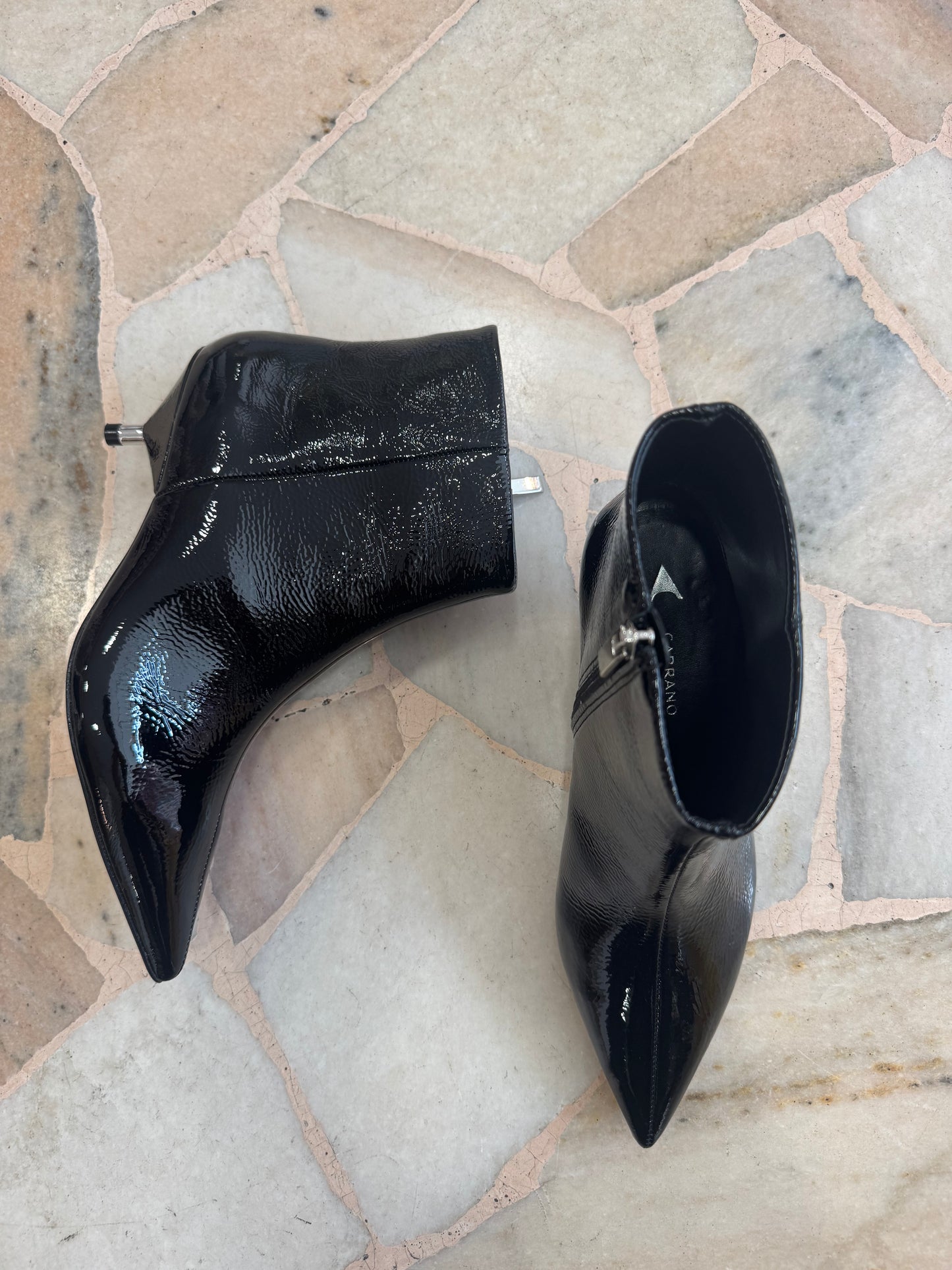 Stivaletto nero in vernice tacco kitten