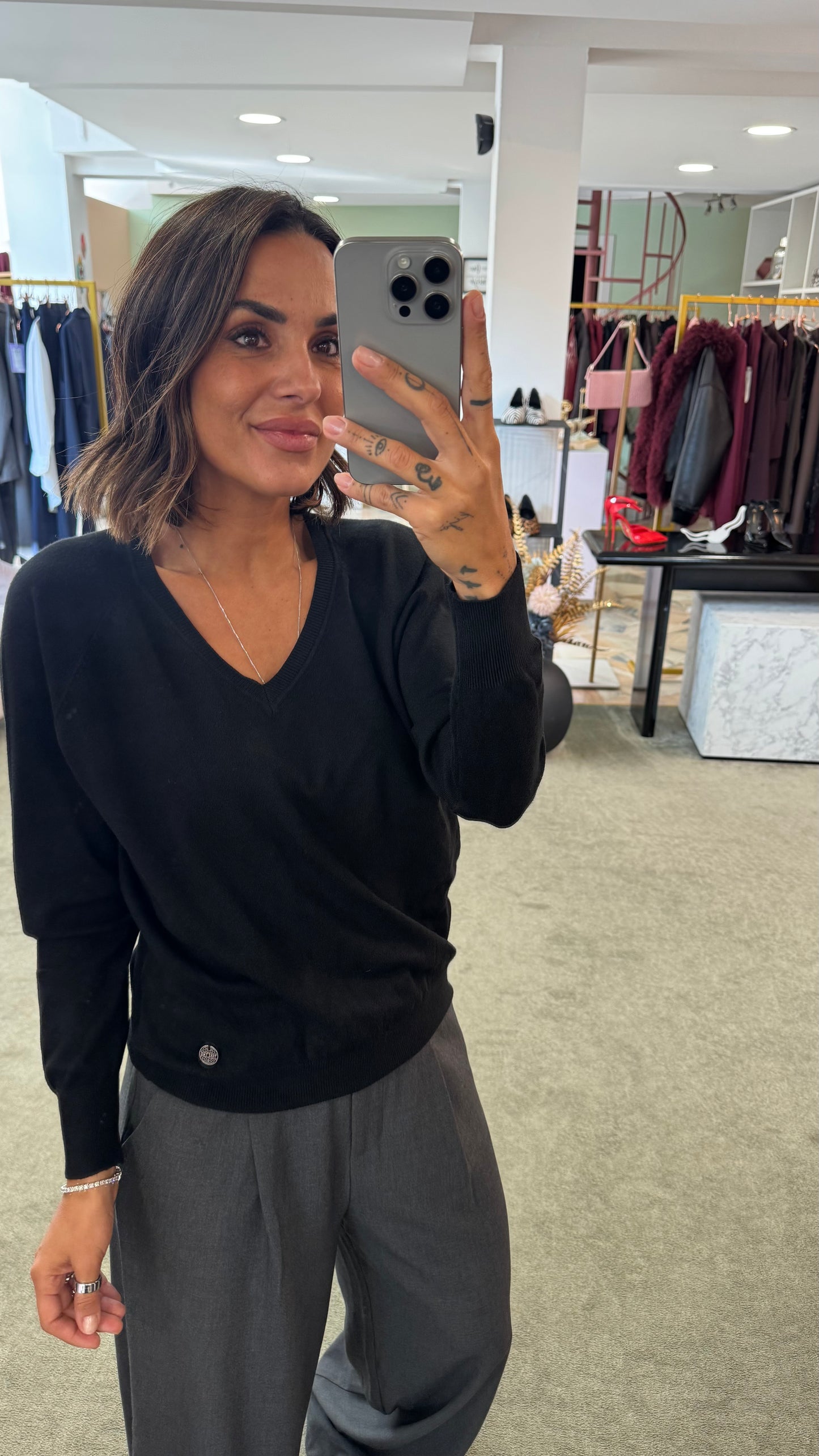 Maglione scollo a v nero tk