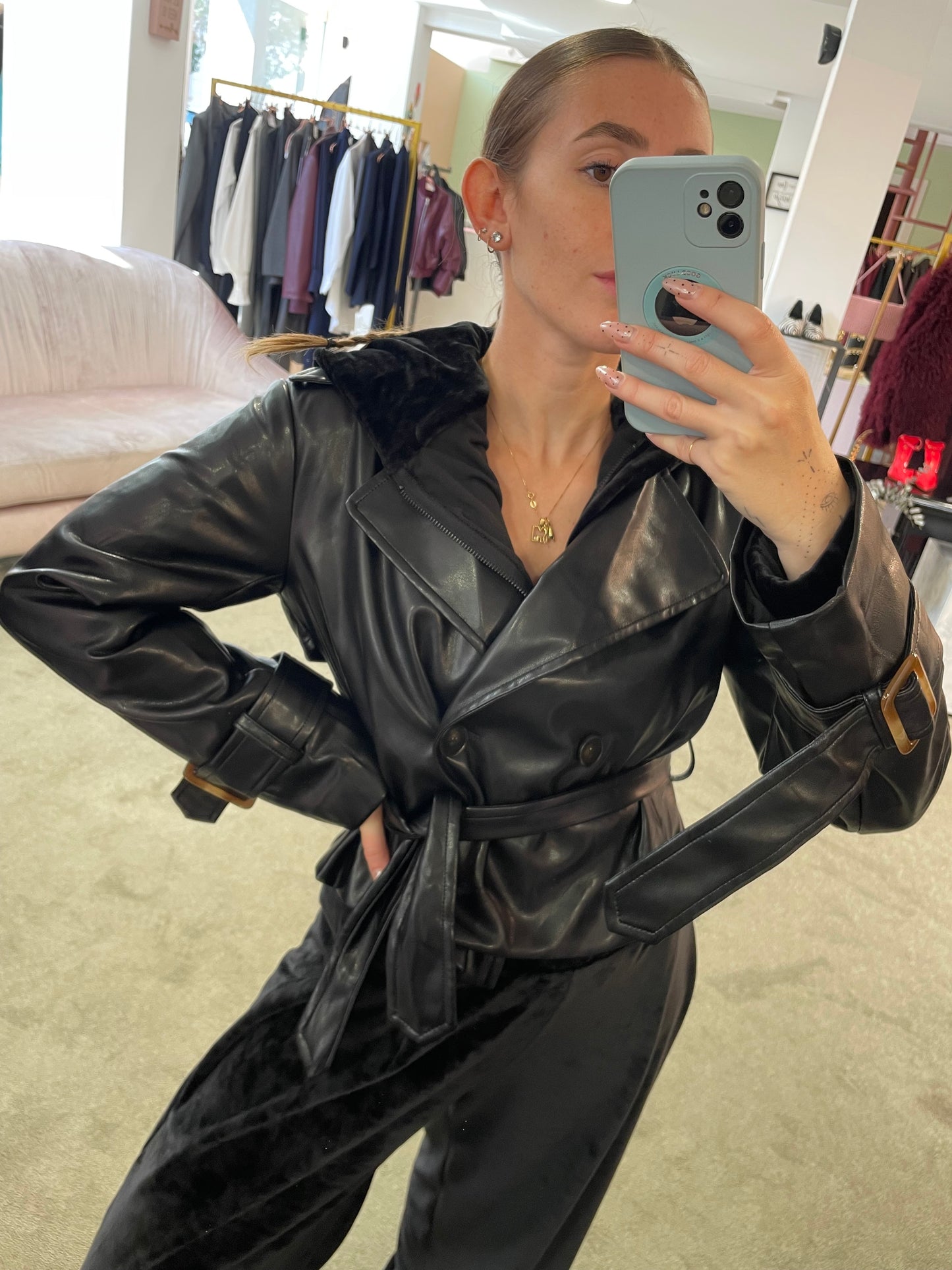 Trench mini nero crop in ecopelle gl