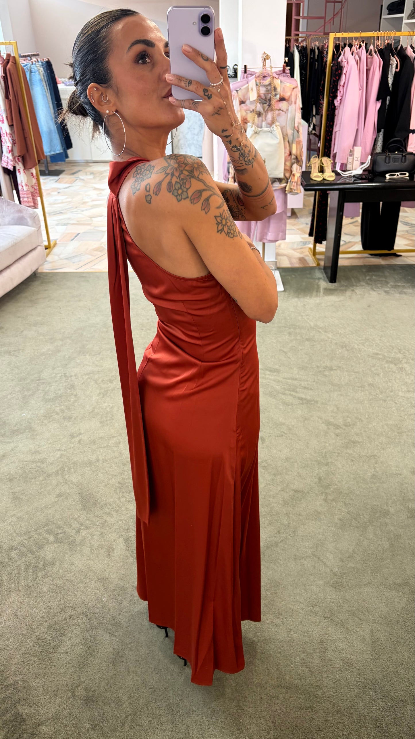 Abito lungo mattone scollo asimmetrico in satin ay