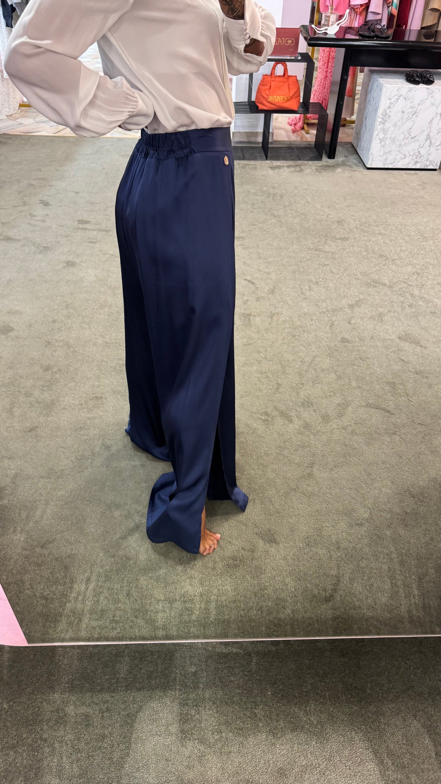 Pantaloni blu in satin con spacchi laterali fr