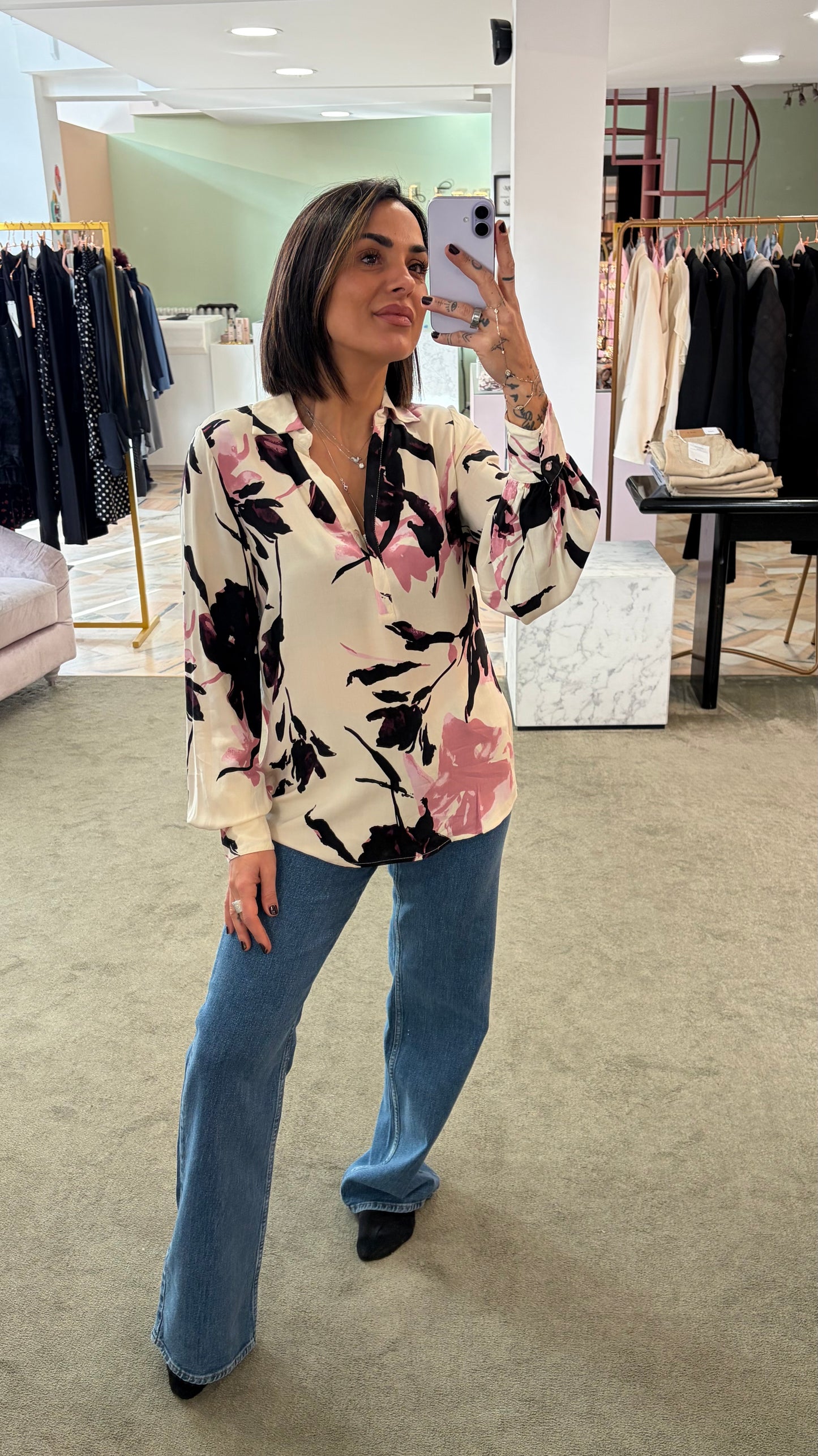 Camicia crema con fiori rosa e neri sy