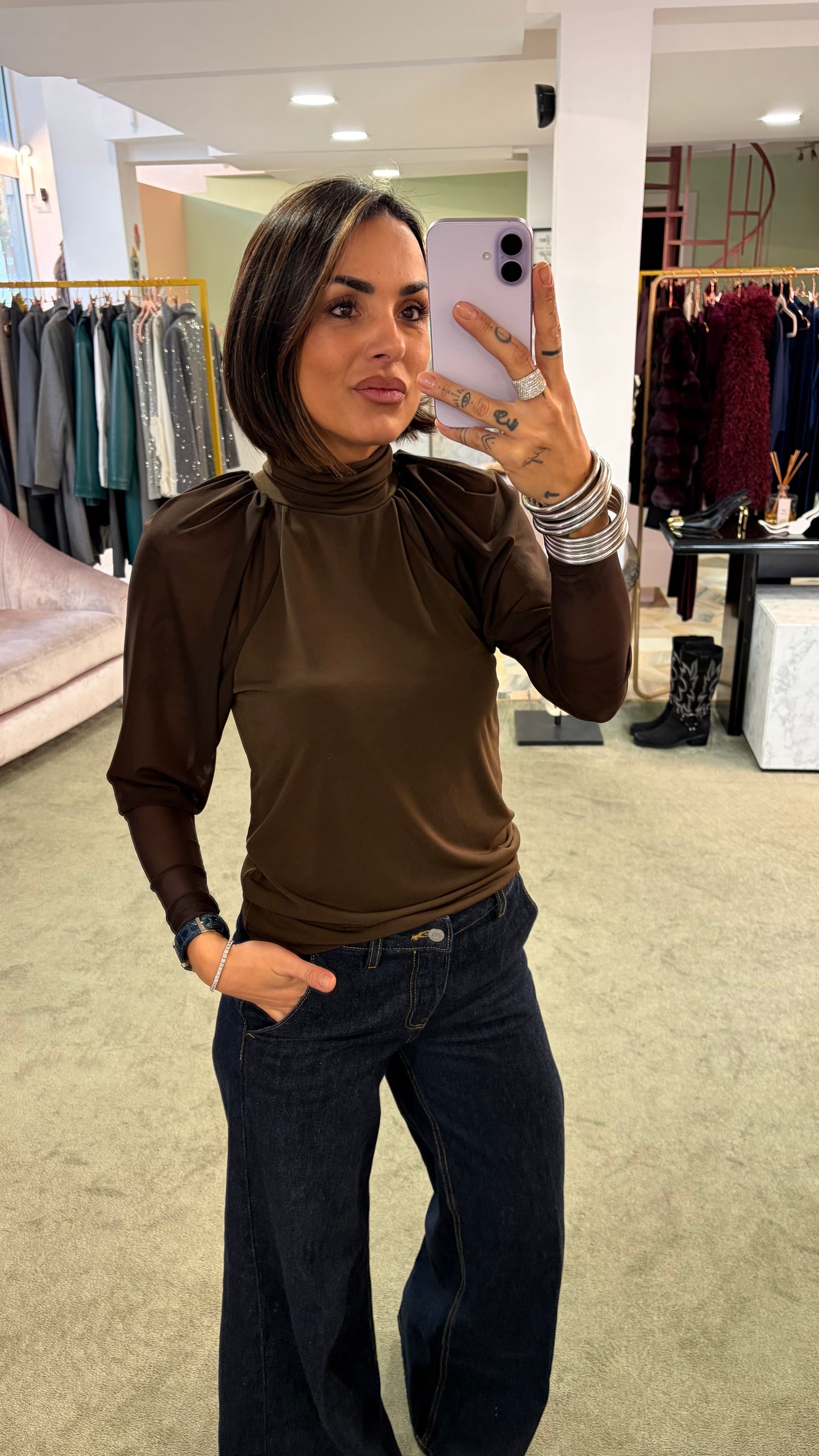 Lupetto marrone con maniche a palloncino in tulle mq