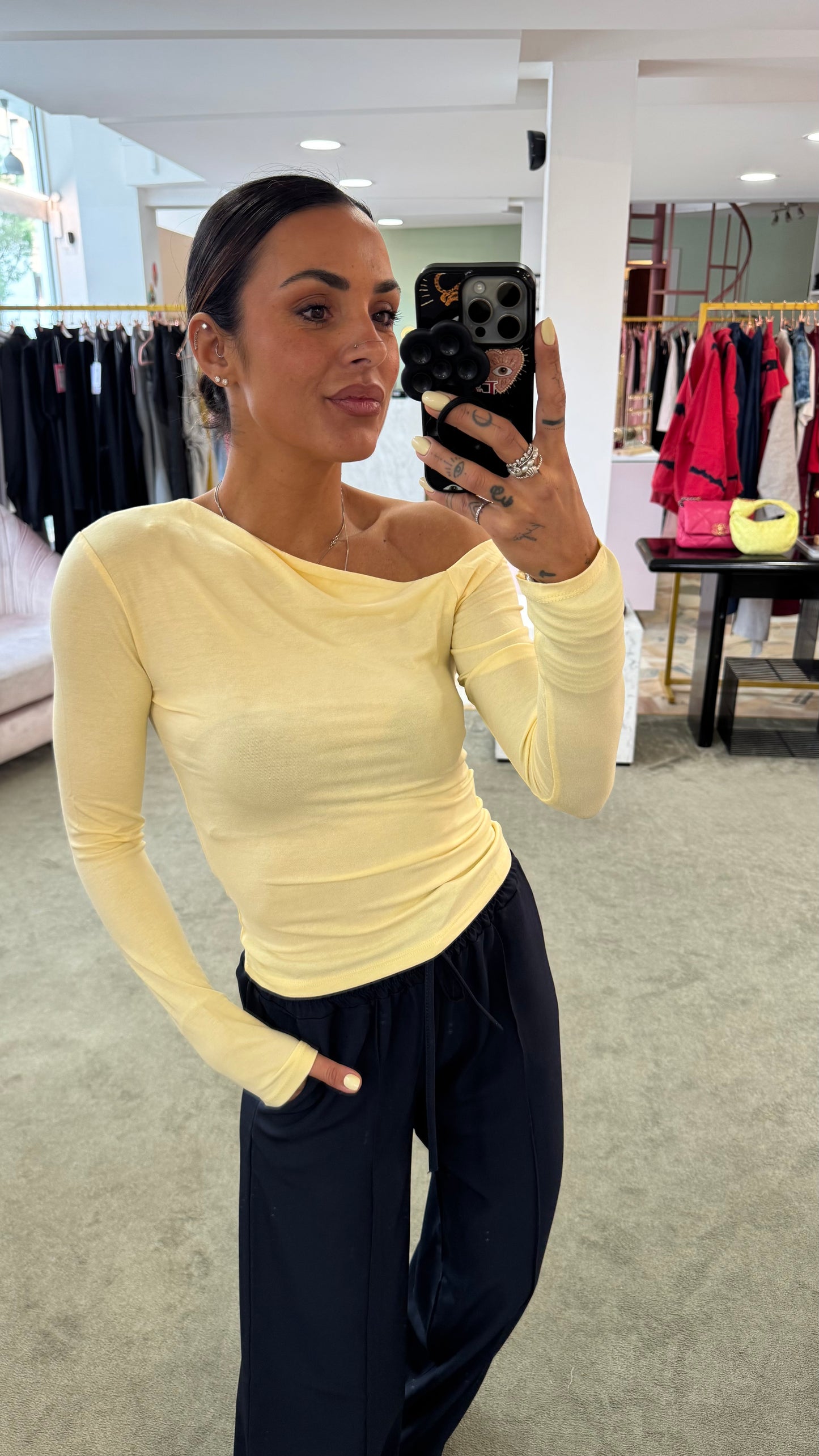Maglia monospalla gialla sottogiacca