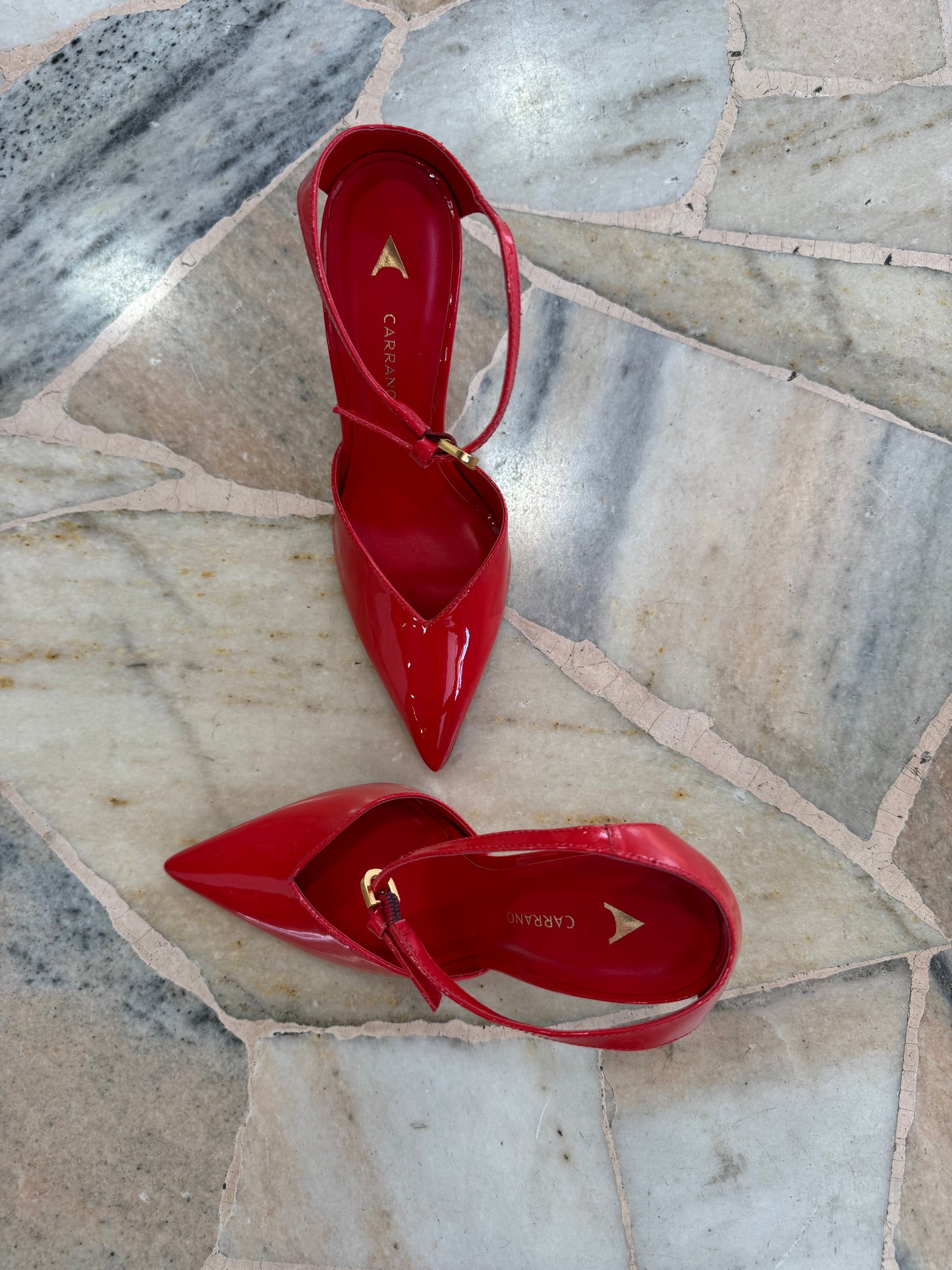Décolleté rosse in vernice con cinturino