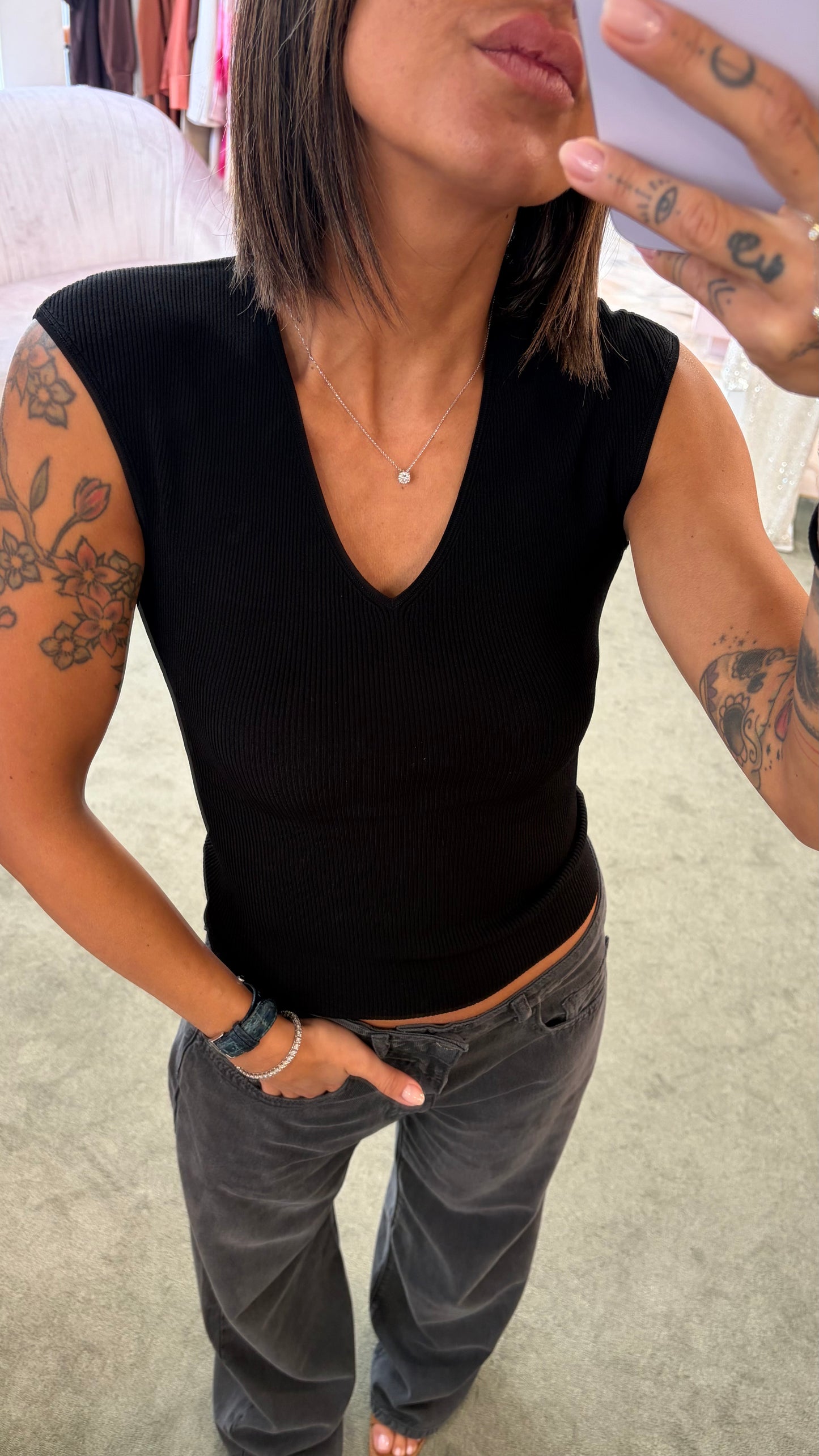 Canotta nera scollo a v costine Petite Pull