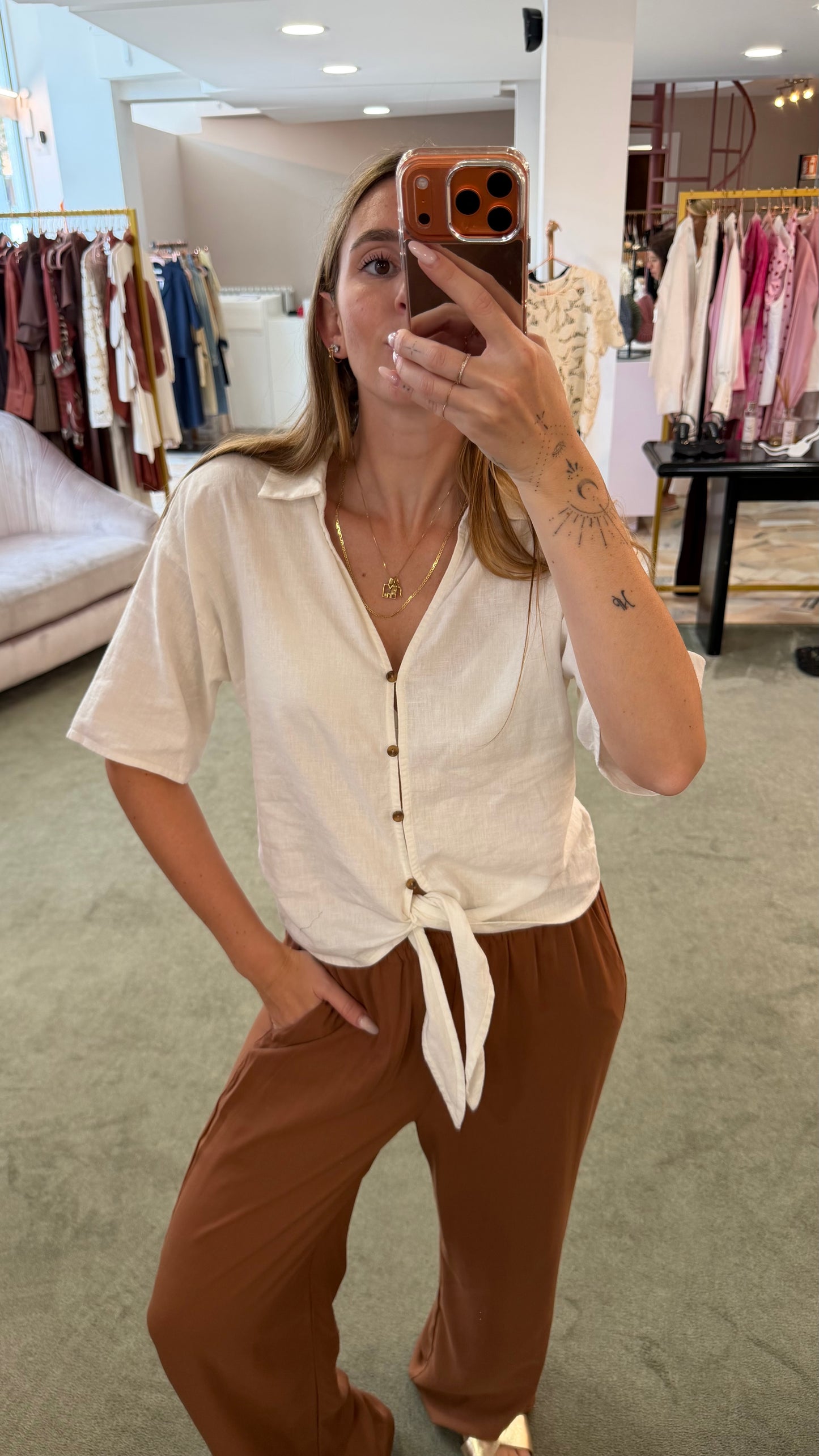 Camicia bianco latte manica corta con nodo in vita sy
