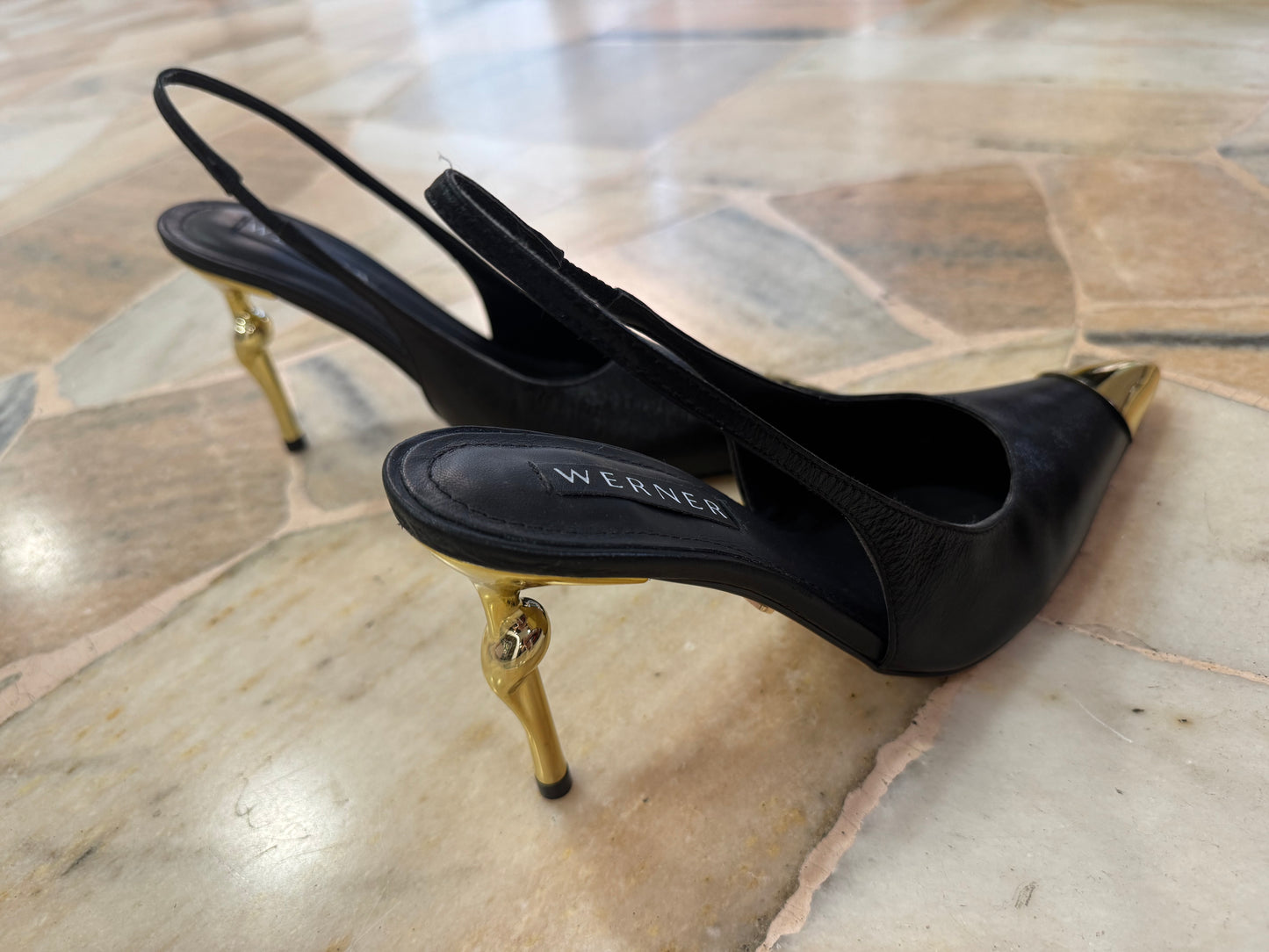 Slingback nera con punta e tacco oro