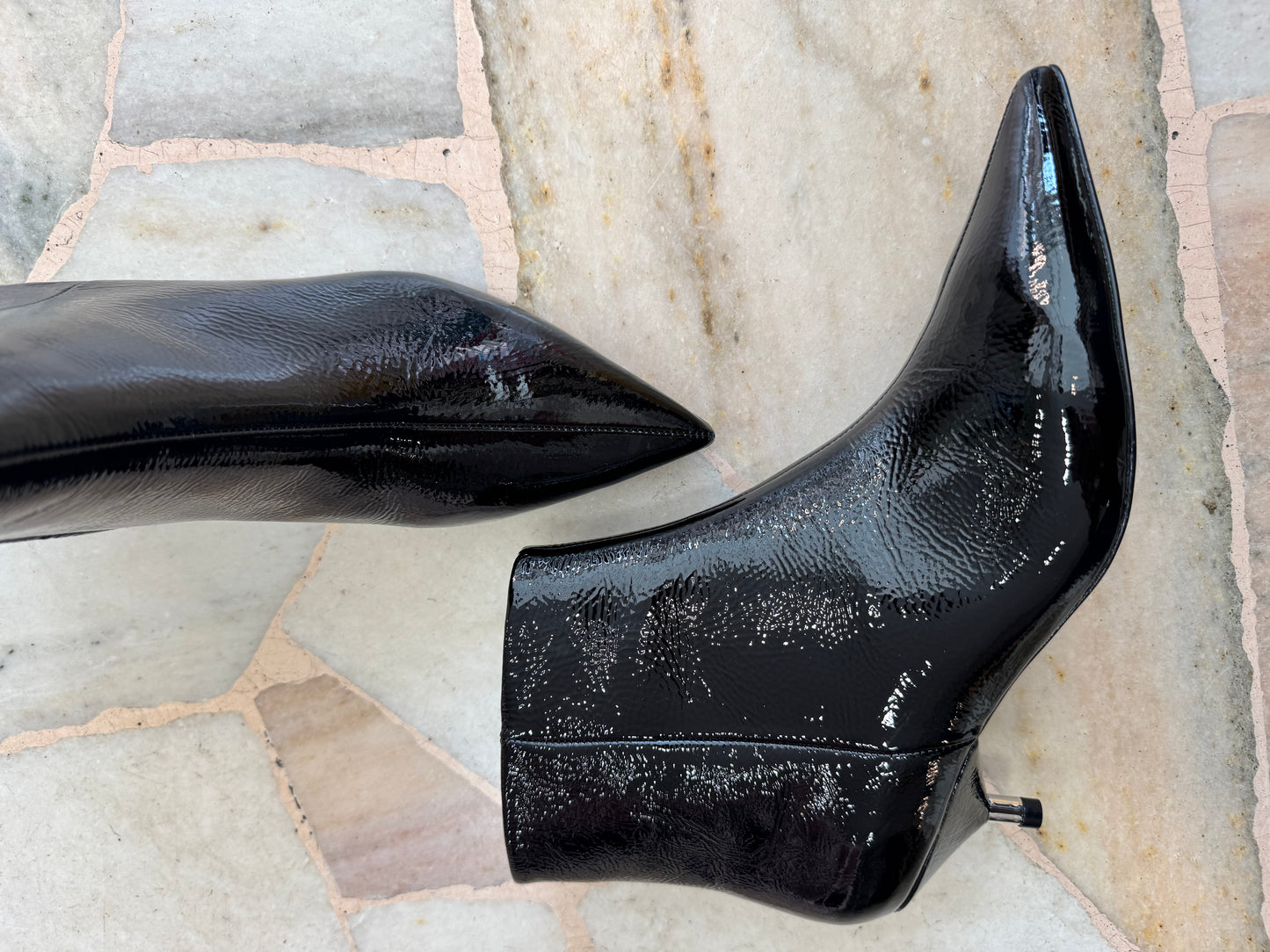 Stivaletto nero in vernice tacco kitten