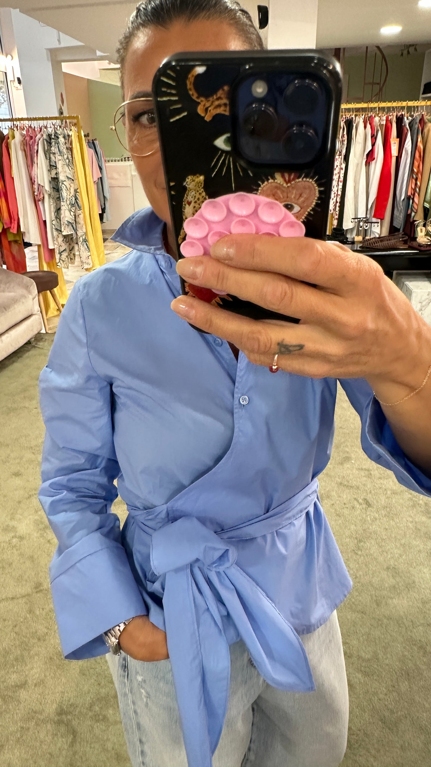 Camicia azzurra con fiocco in vita sl