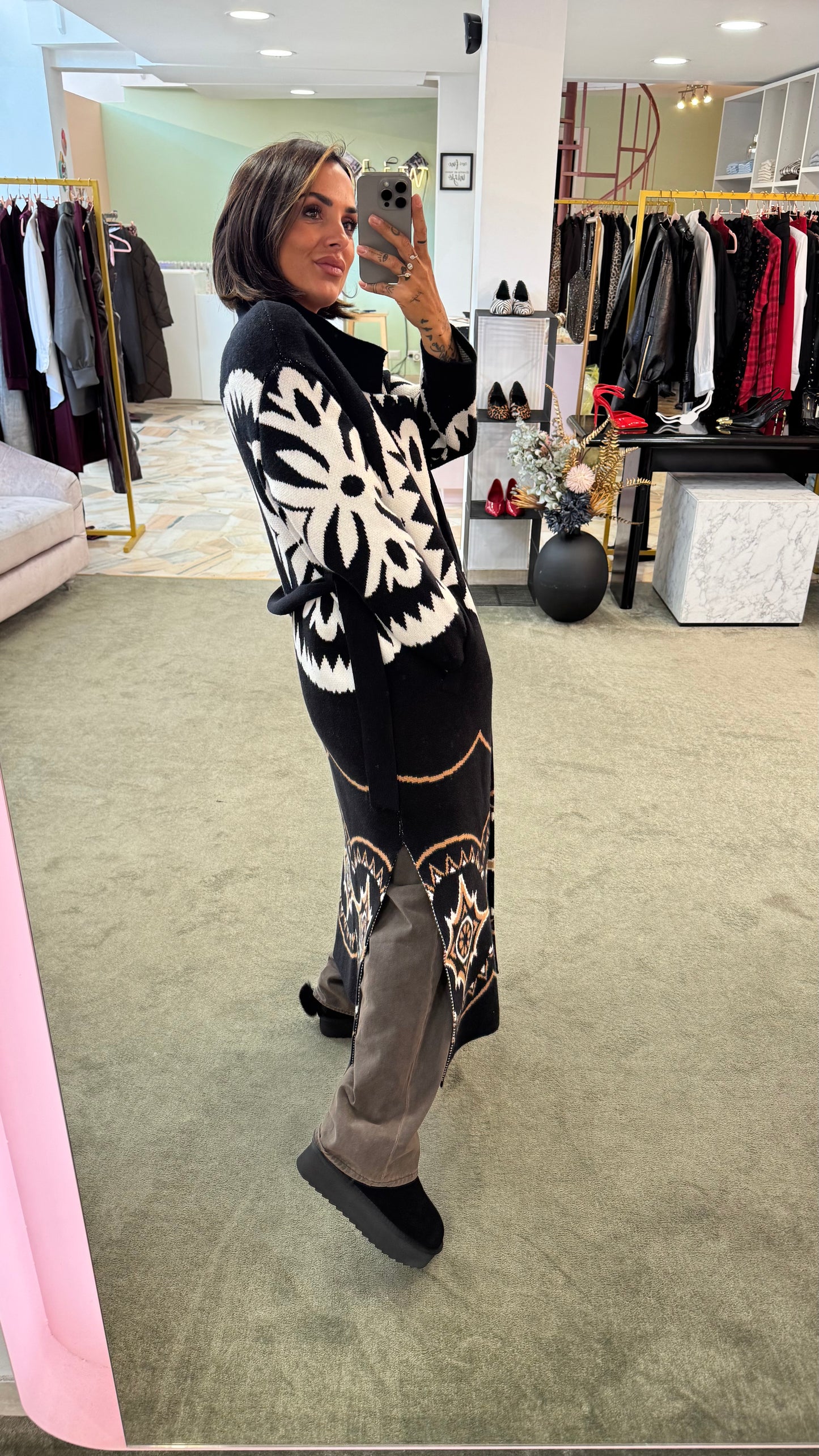Cappotto/ Maxi cardigan nero lungo con collo in pelliccia eco