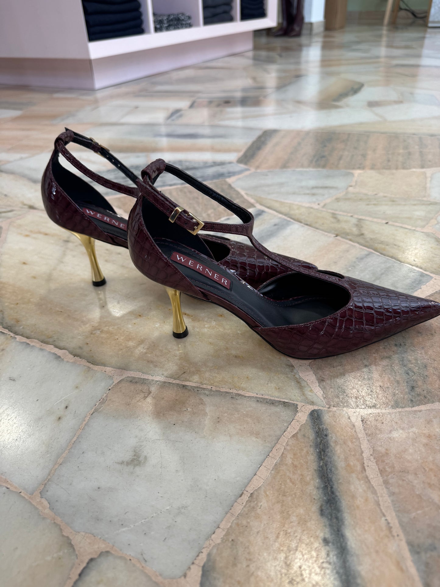 Décolleté bordeaux crocodile con cinturino e tacco oro