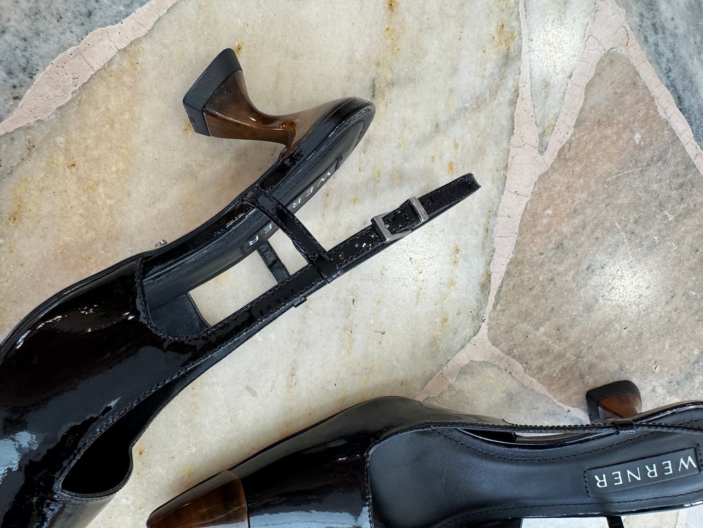 Slingback nera in vernice con punta tartarugata