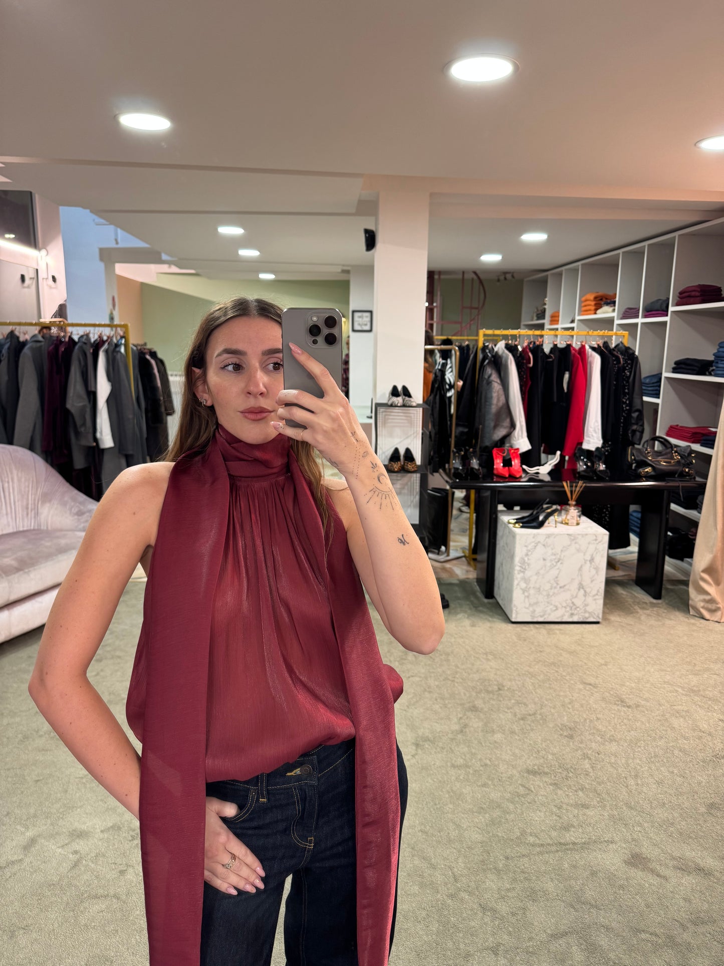 Camicia bordeaux smanicata con sciarpina Actualee