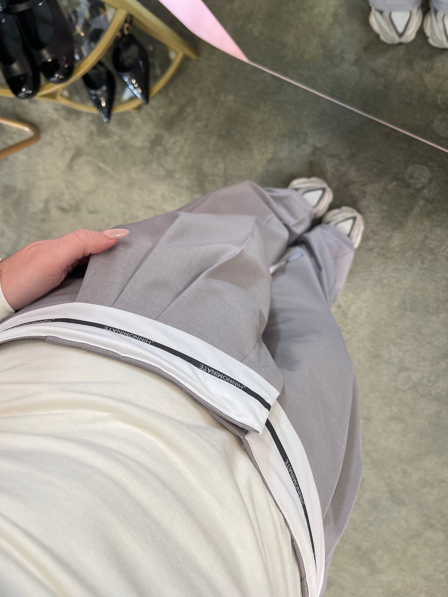 Pantaloni grigio wide leg con risvolto hinnominate
