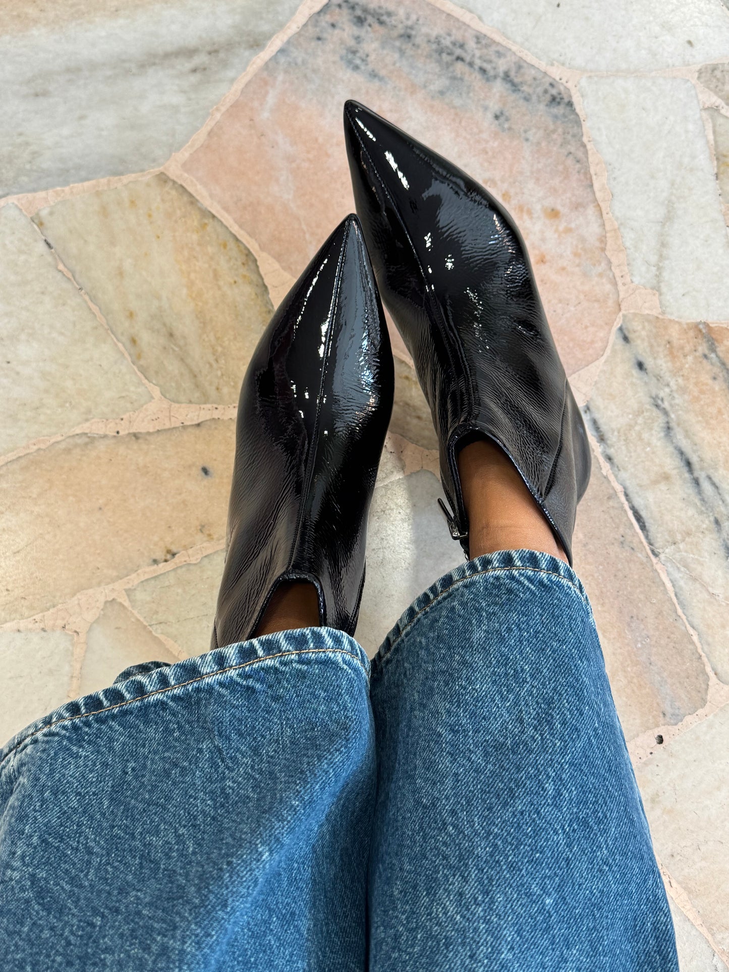 Stivaletto nero in vernice tacco kitten