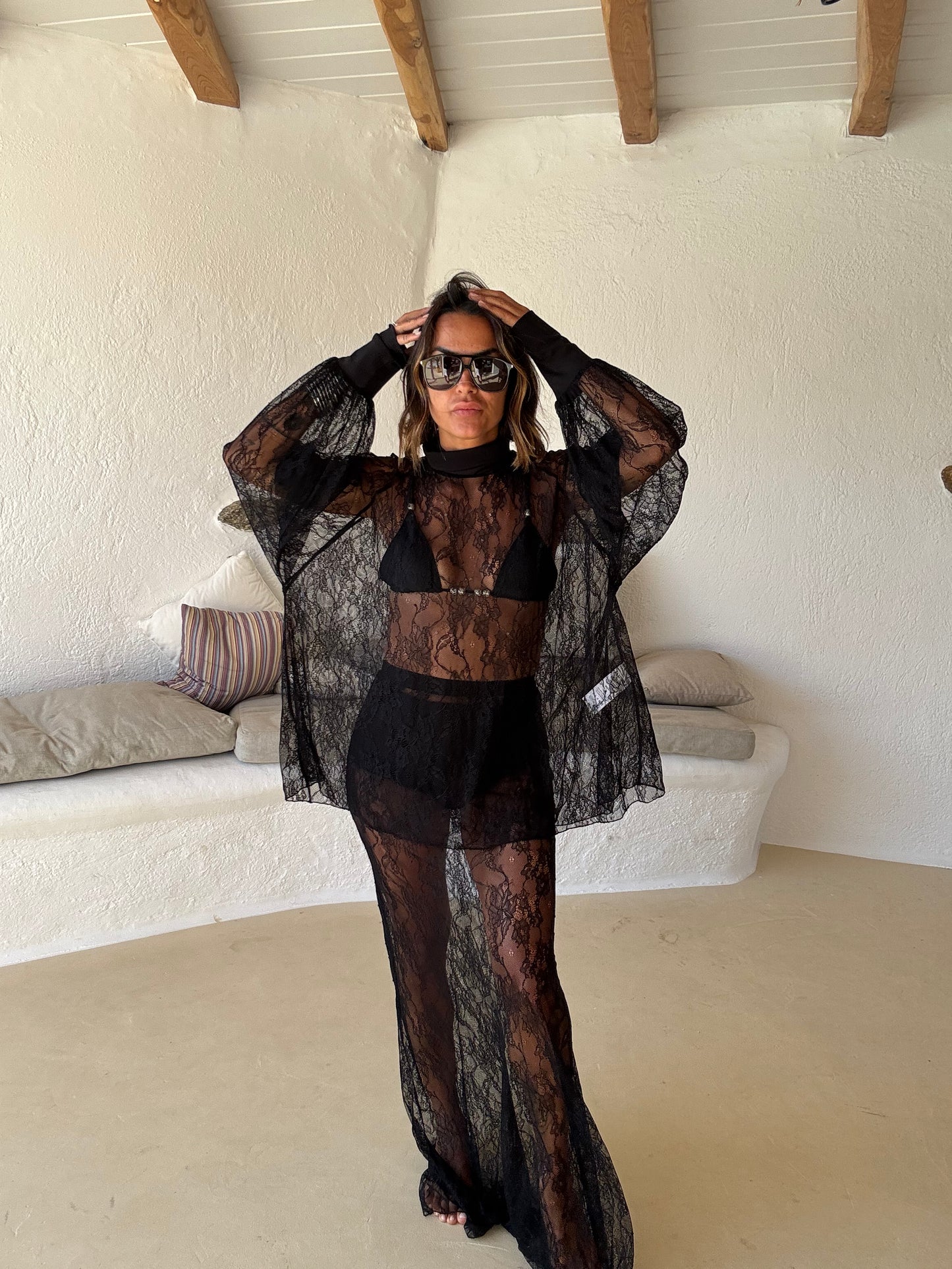 Blusa lupetto nera in pizzo ks