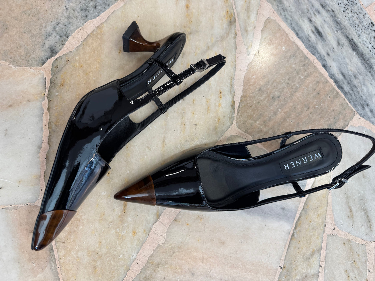 Slingback nera in vernice con punta tartarugata