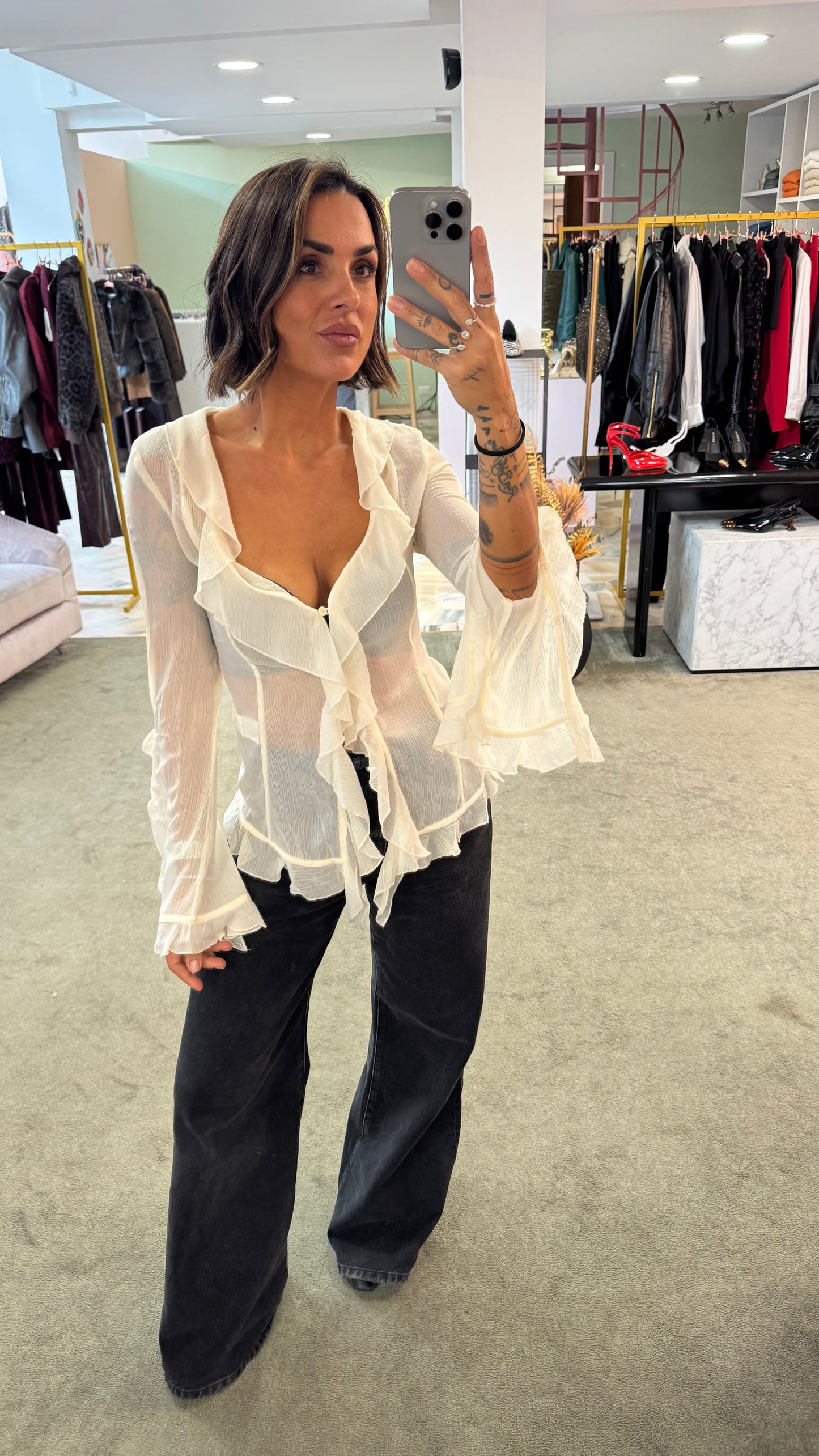 Camicia crema in crepe scollo a v con volant gl