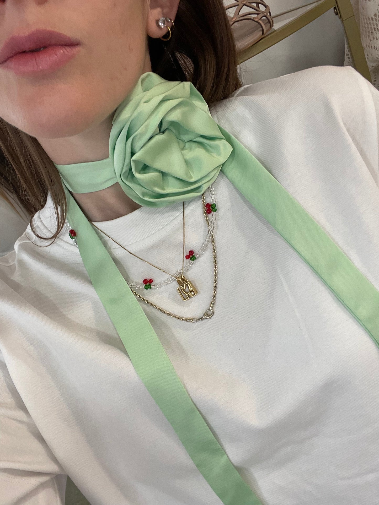 Nastro choker con rosa in satin