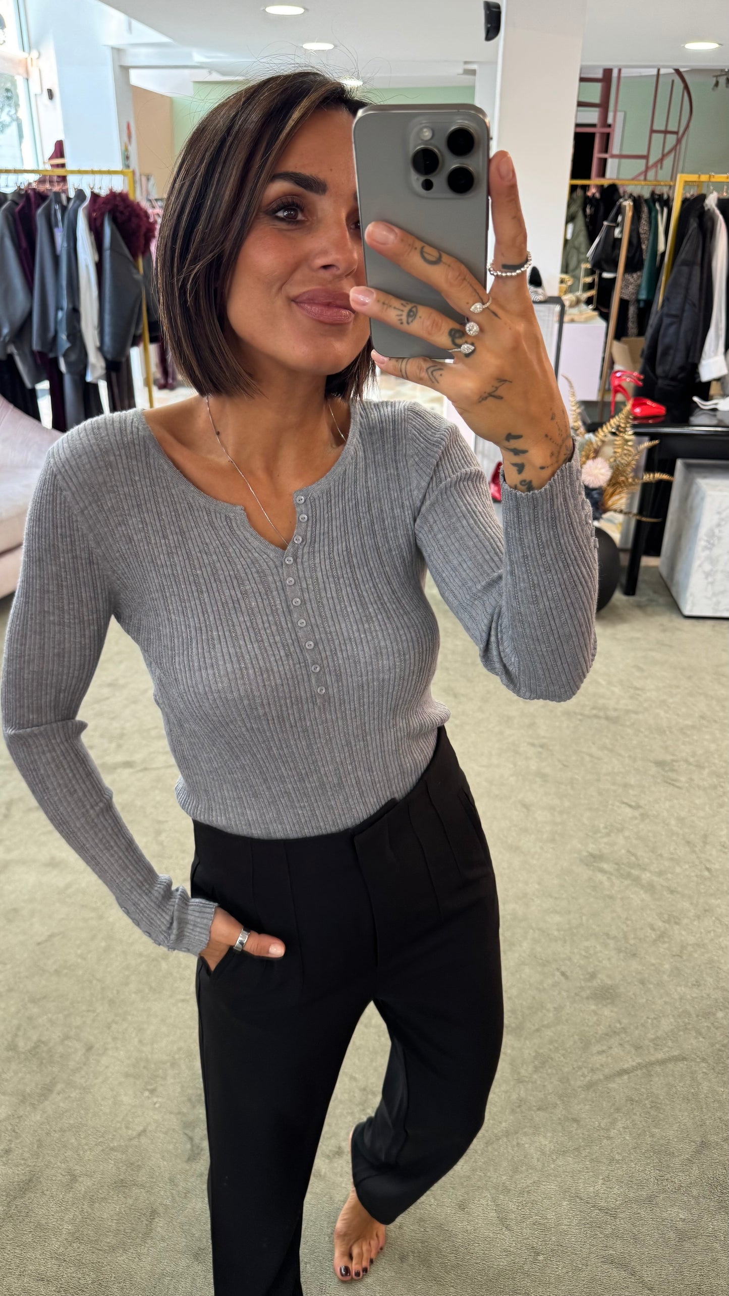 Maglia grigia a costine con bottoncini bj