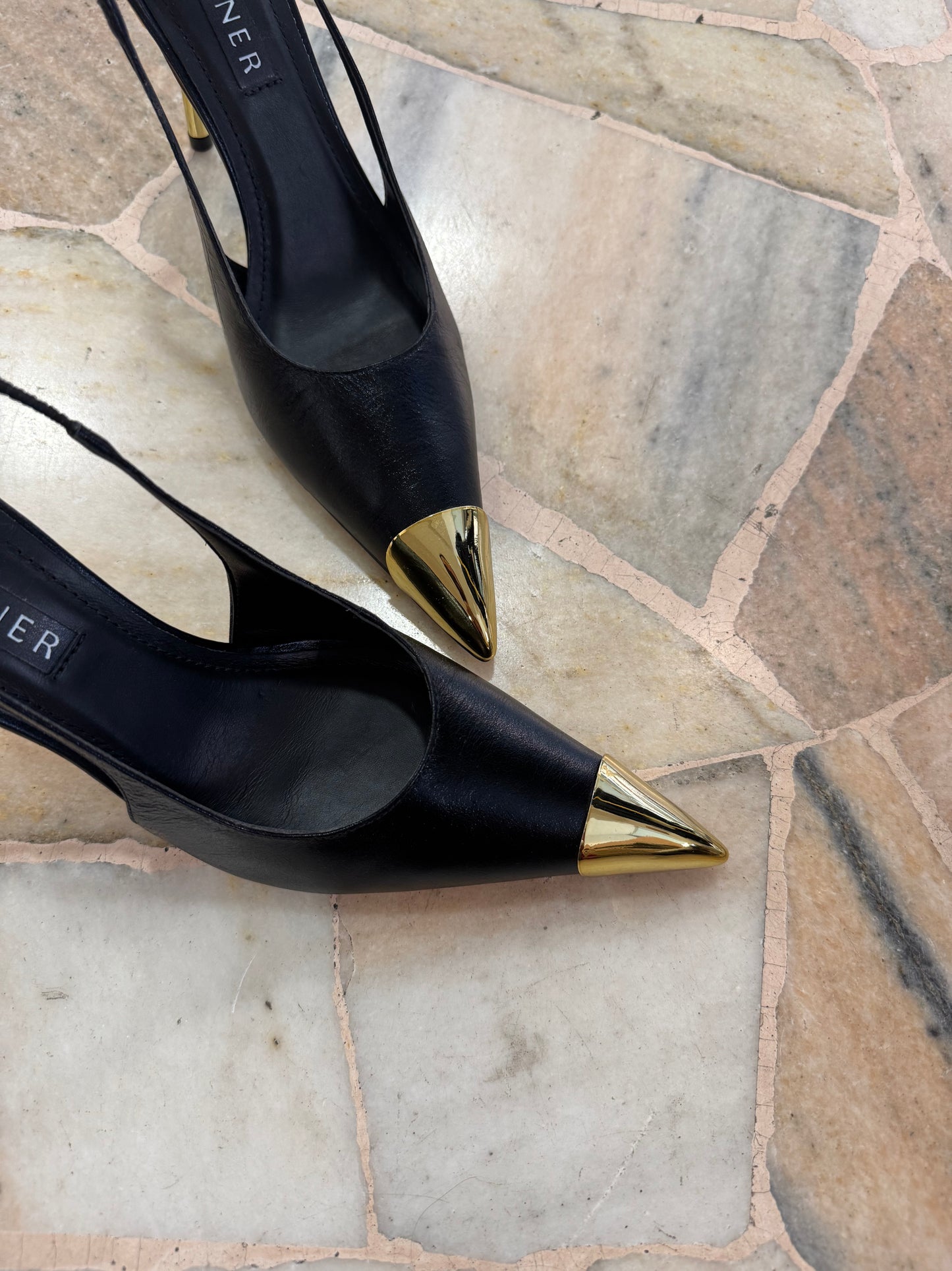 Slingback nera con punta e tacco oro