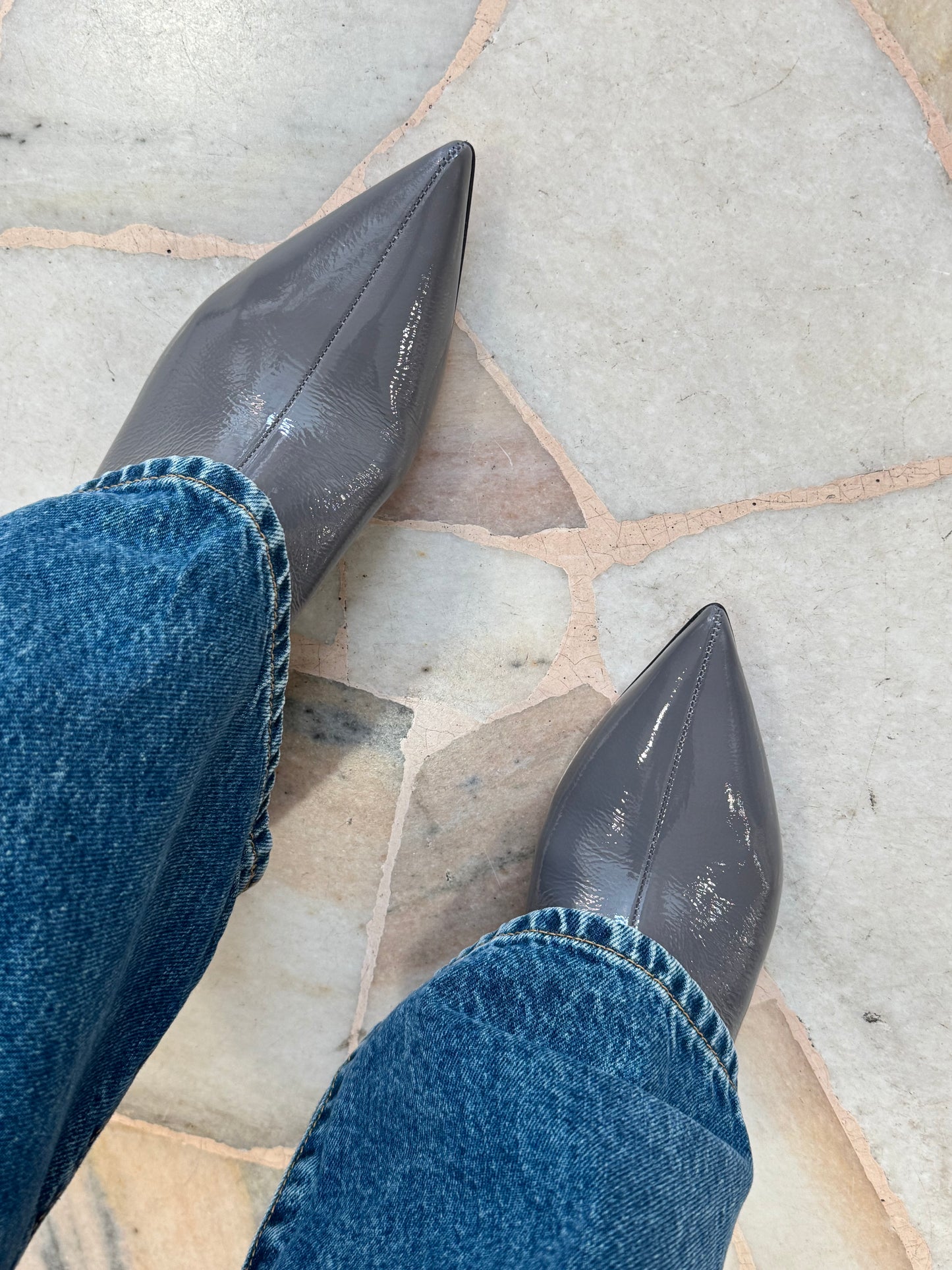 Stivaletto grigio in vernice tacco kitten