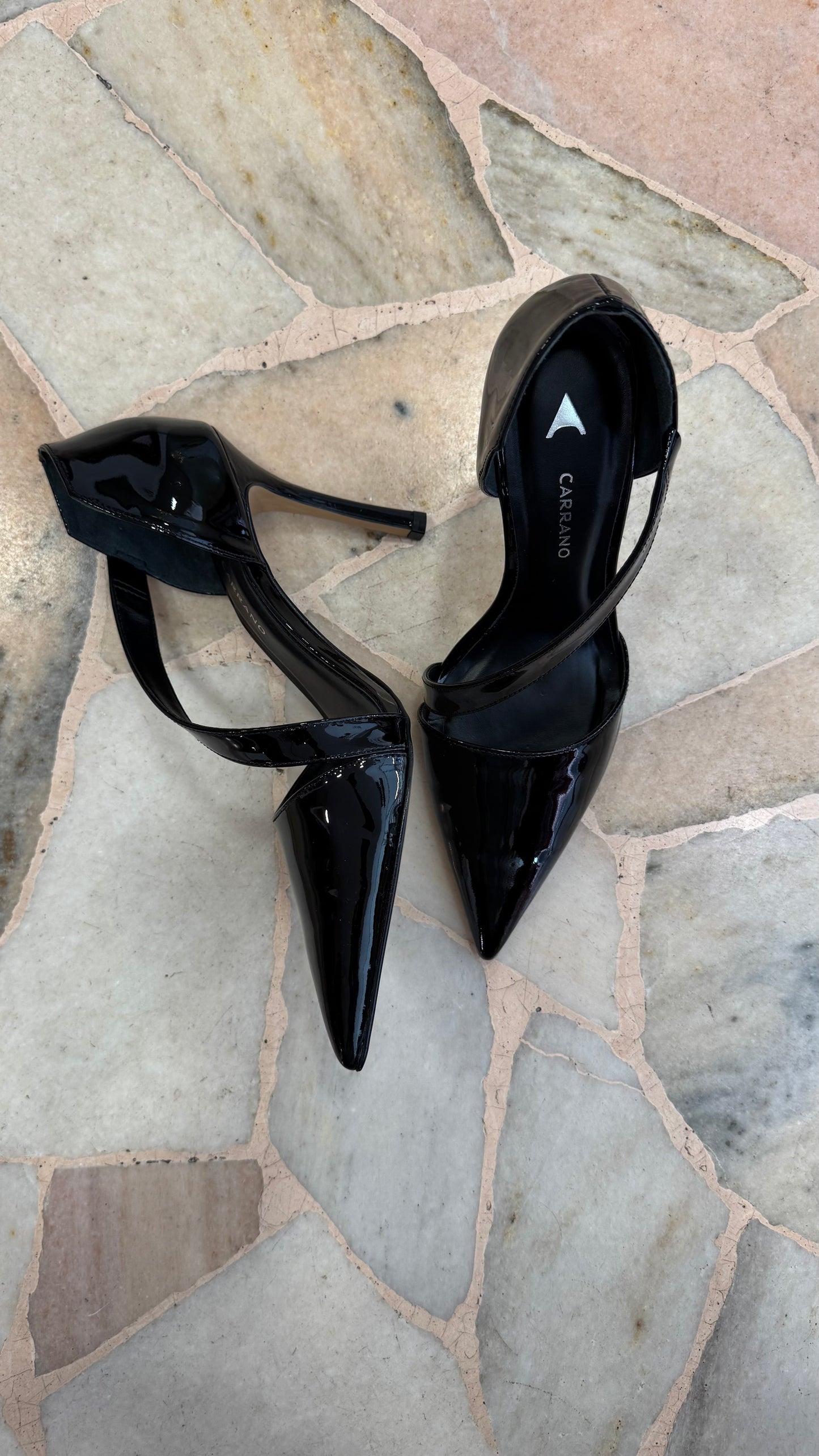 Décolleté nera in vernice con listino