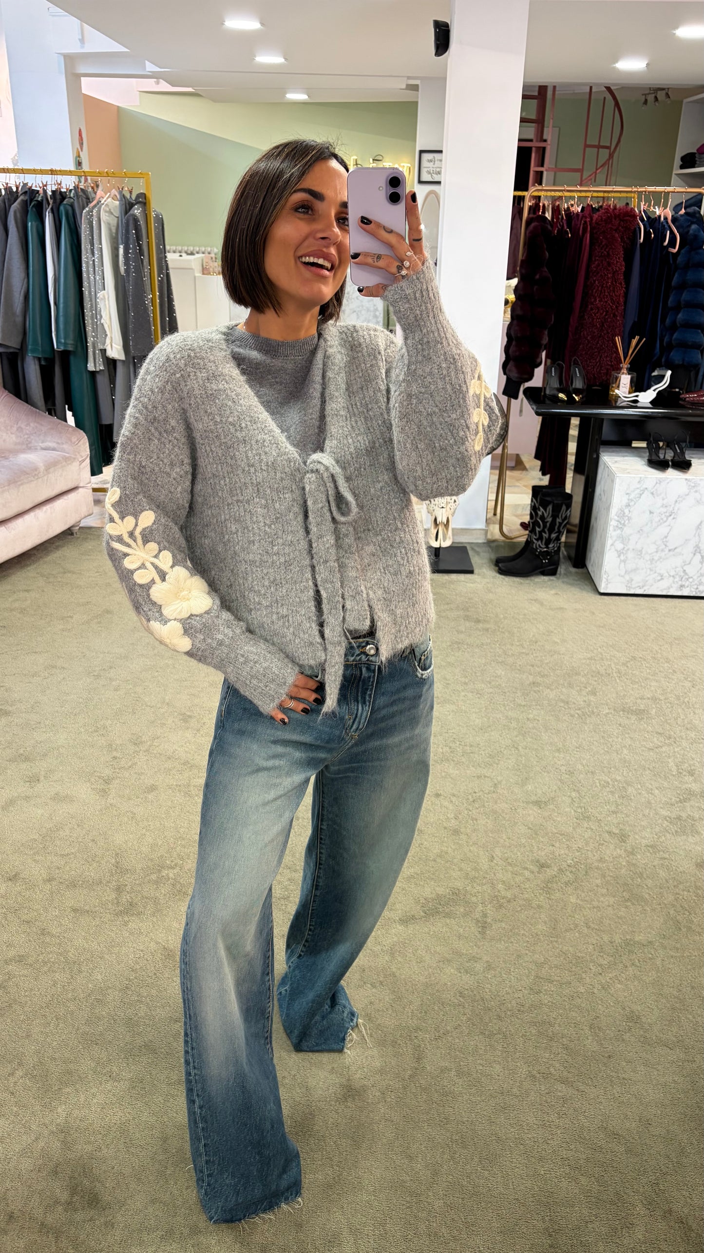 Cardigan grigio con ricami sulla manica bj