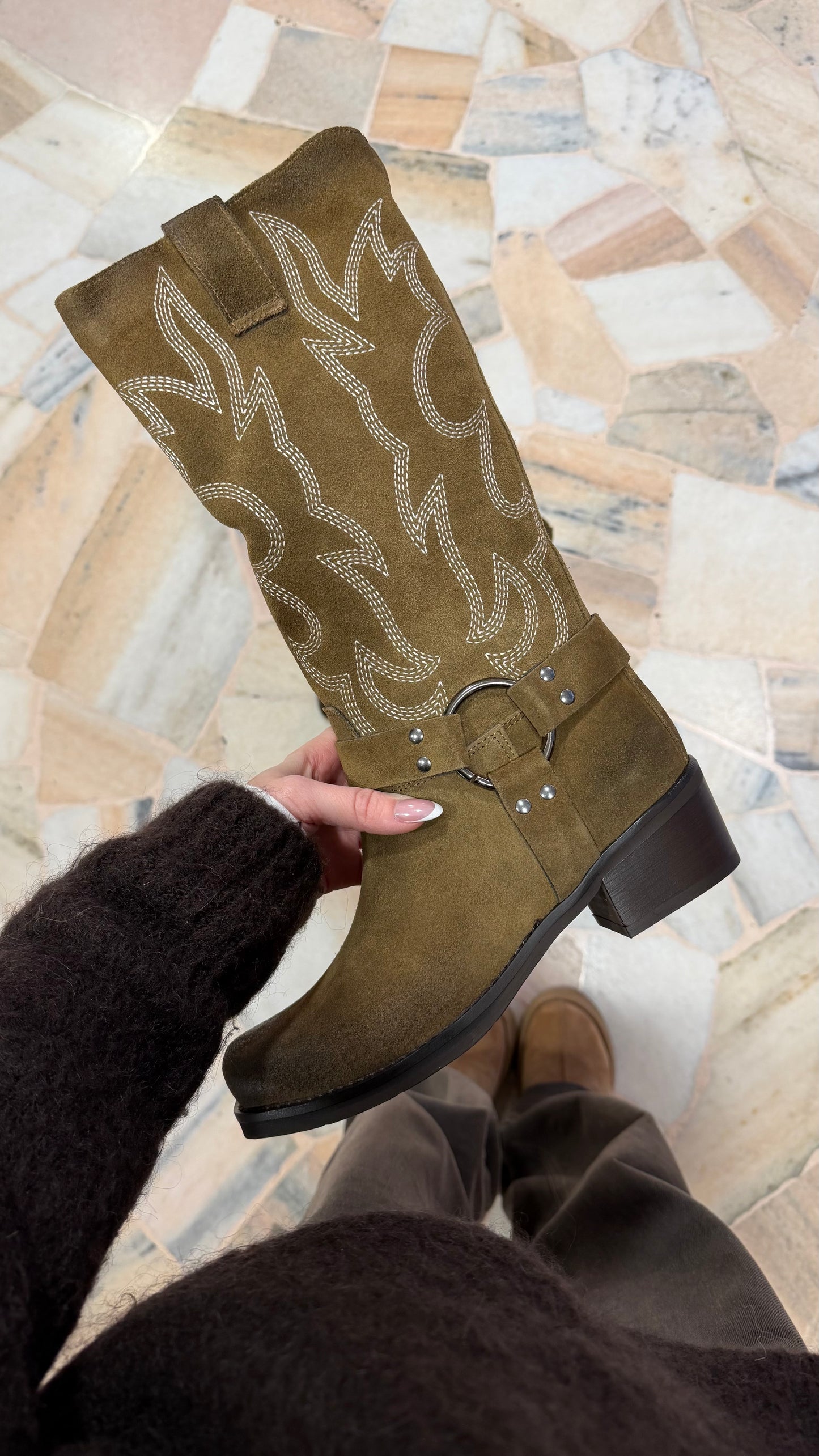 Stivale cammello scamosciato con impunture